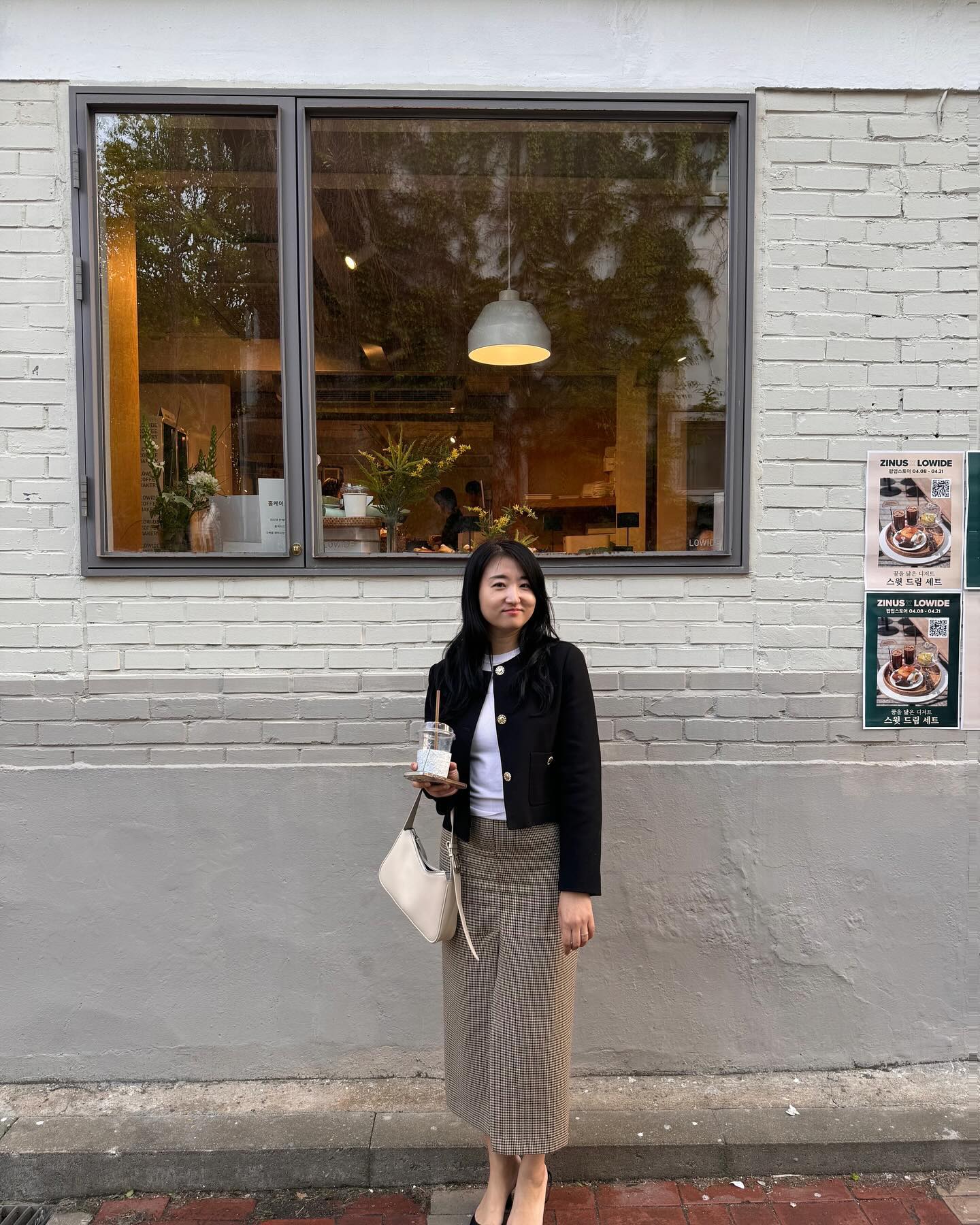 일상이 회보인 세영님이 찍어준 마냥신난 나
seyoung.lim 👍
(정신차려 곧 40이야 ㅋㅋㅋㅋ)

맛난거 먹으면서
일본 출장 이야기 
만들고 싶은 아이템 이야기
인생 이야기

진지하지만 즐거웠던 밤 🌕
성수의 주차장 추억이 하나 더 덤으로 쌓은 날 기록 
.
.
.
.
.
#일상 #기록 #성수 #주차장추억