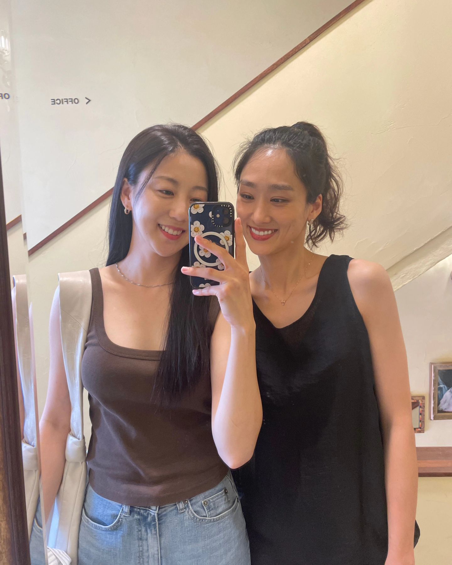 미모를 따라갈 수가 없는 하얗고 예쁜 내친구.
치즈케익을 좋아하는 내친구.
다음번엔 꼭 치즈케익 먹어야지.
.
.
.
#치즈케익좋아하는애 #치즈케익먹을걸 #아주예쁜이아주 #이아주 #한유이 #내동기