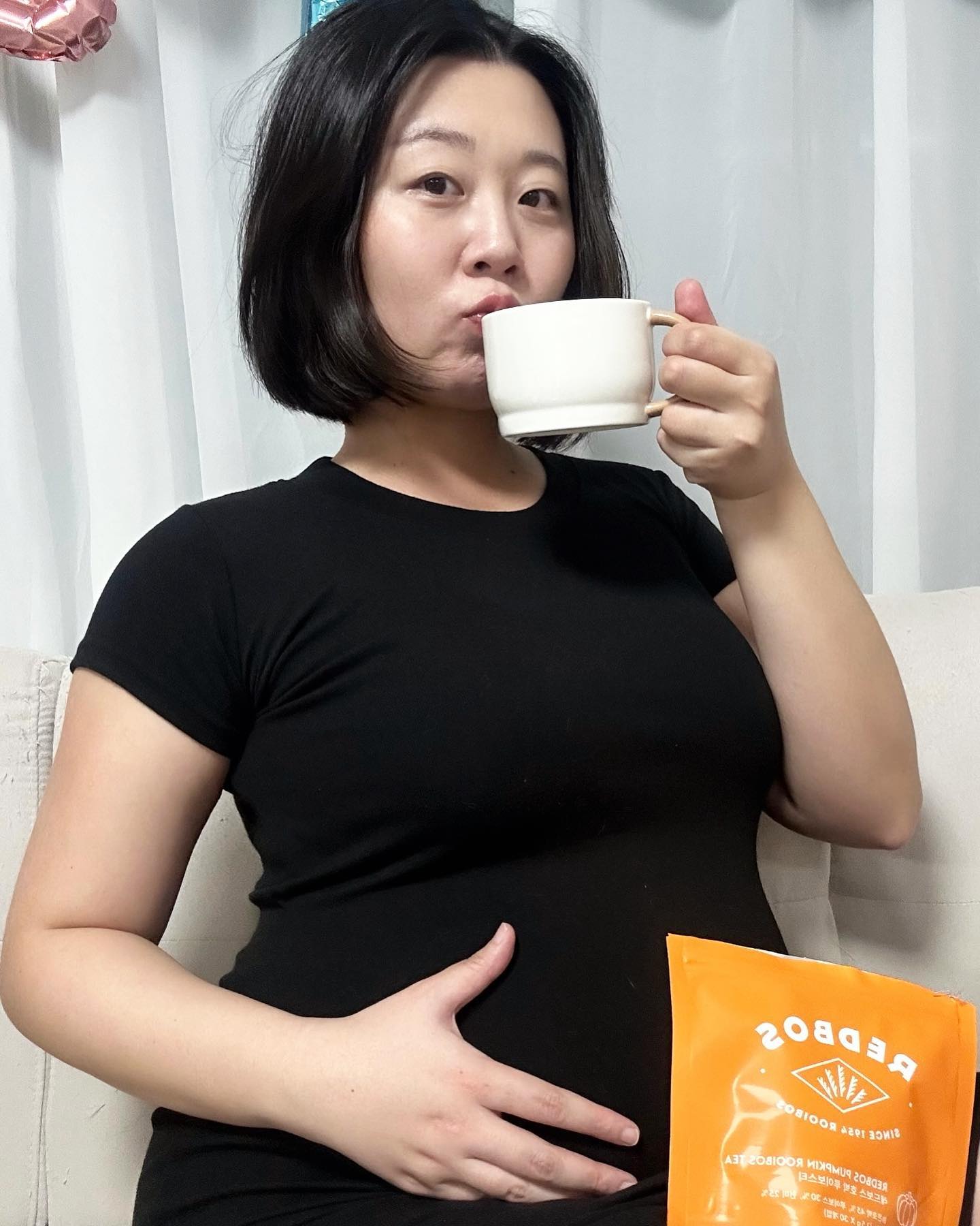#협찬 #레드보스 

루이보스티로 유명한 레드보스에서 ‘호박루이보스티’가 나와
제품을 보내주셨어요❤️

붓기완화에 좋은 호박이 들어가서 붓기관리에 효과적이고,
카페인이 없어서 임산부인 저한텐 부담없었어요😁
금방 우러나오는데, 떫지않아서 이게 젤 좋았어요,,🫶🏻

요즘 환경호르몬도 걱정이 많은데
유해 성분이 없는 천연 펄프 티백인게 더더더 좋았구요😆

임신하면서 가면 갈수록 몸이 붓는게 느껴지는데
마시면서 수분보충도 하고, 붓기관리도 같이 하면 완전 굿!!❤️🤍

#협찬 #레드보스 #호박루이보스티 #붓기차 #임산부차 #유기농루이보스티 #최상위등급 #임산부붓기차 #임산부다이어트 #루이보스티백
