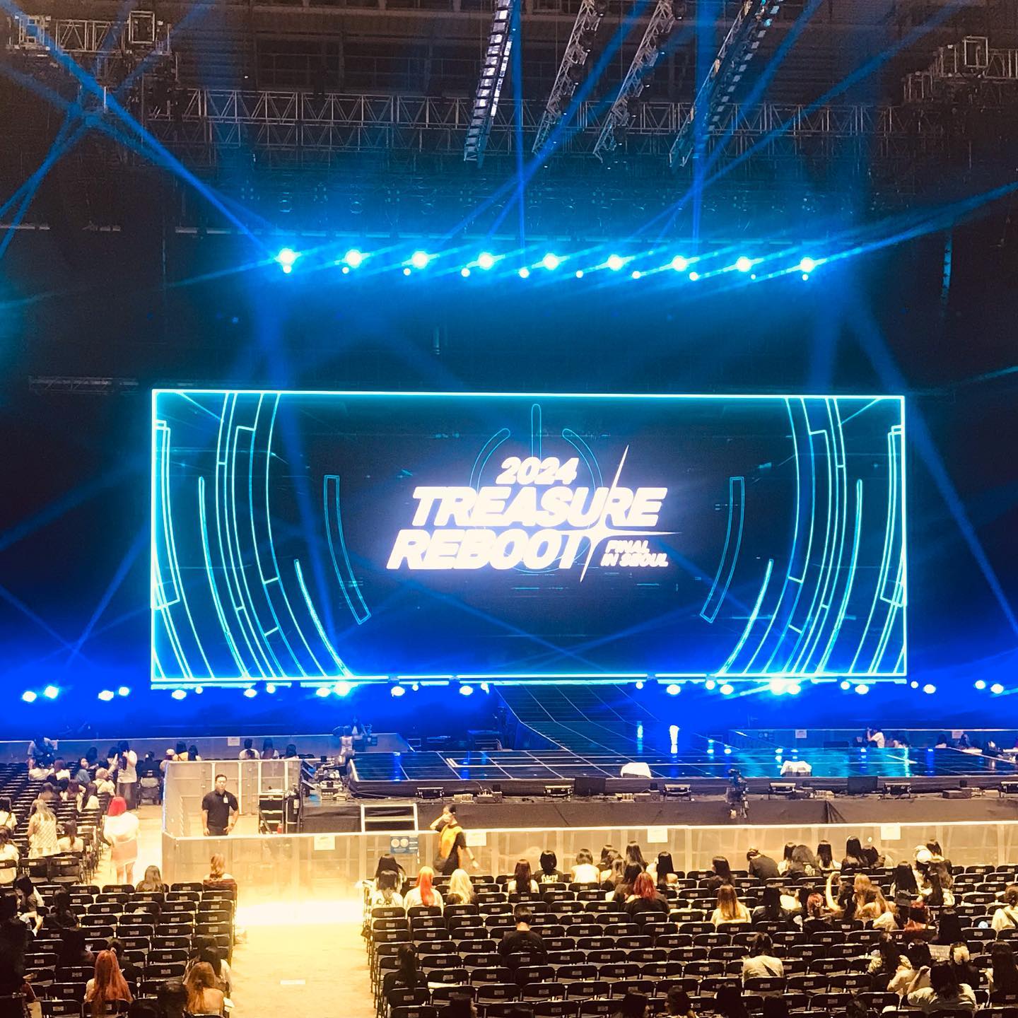 #초대권찬스 #트레저콘서트💎 #트레저리부트콘서트 

트레저 콘서트 

YG 남자 아이돌 트레저 리부트 서울 콘서트
초대권 생겨서 딸이랑 콘서트 데이트
트레저 누군지도 노래가 뭔지도 모르고 갔는데 신나신나~~
오랜만에 이런 신나는 노래 들으니 새삼 재미지네
귀 호강 눈 호강~~트레저 요즘 나의 노동요~~~