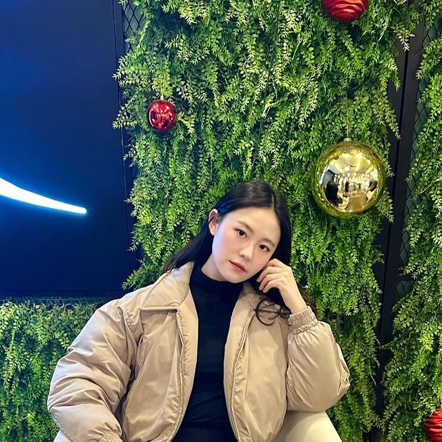 소희 on Instagram: "#광고 비바브라운 크롭패딩 스탠다드 카라 디자인이 넘 러블리행💕 #비바브라운#비바브라운패딩#패딩추천#패딩#여자패딩#크롭패딩#풀아우터#겨울패딩#JACKET#OOTD#PADDEDJACKET#O