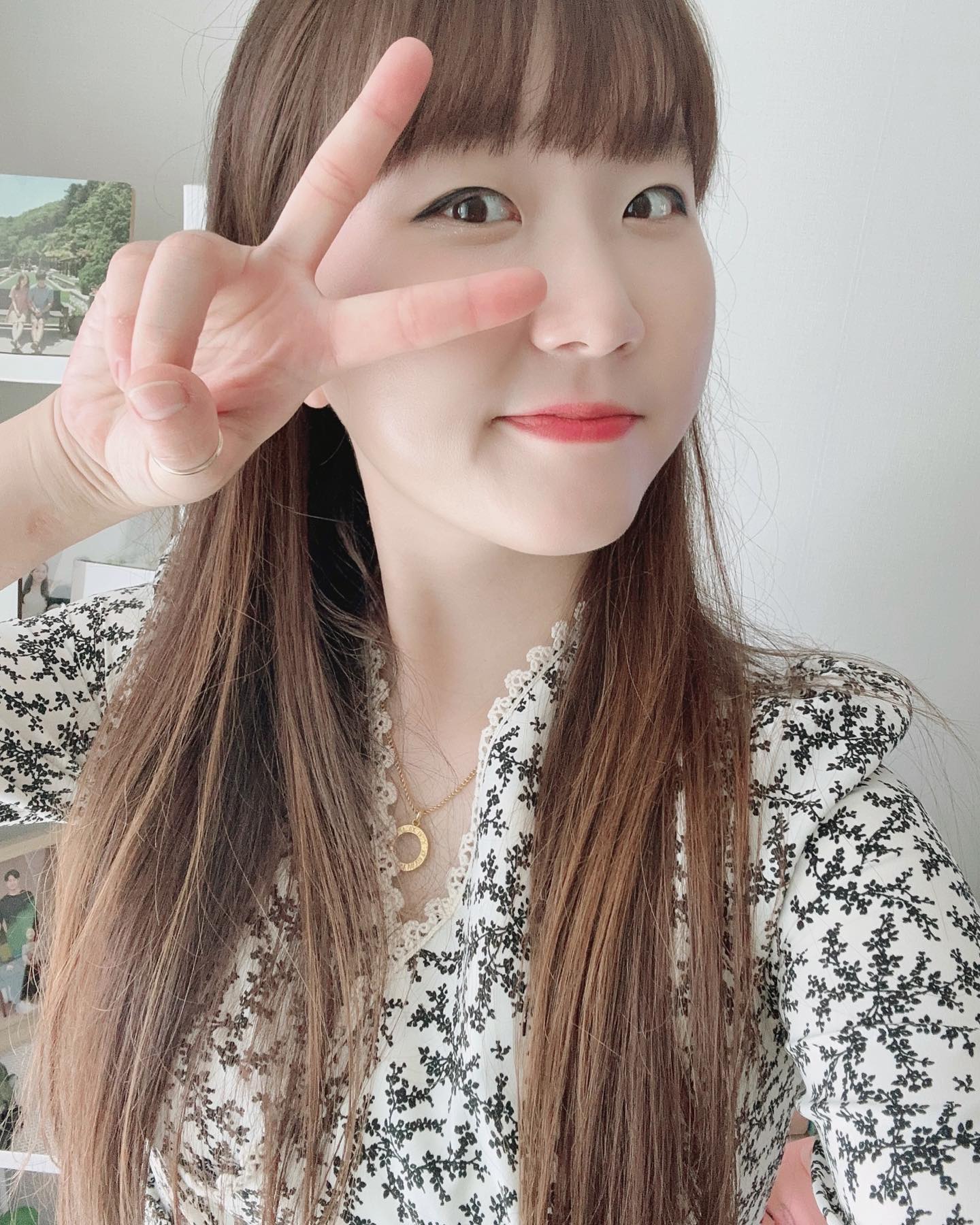 #내지분_폴더🐯 #아가씨놀이 #아니고 
#얼집방문수업 #원피스코디 #신난당🎶 
.
.
오랜만에 날도좋고 기분도 좋고 뭔가 다 좋았던 아침
윤이뽕 얼집 방문 수업날이라 애기들 등원보내고
후다닥 화장하고 머리하고 꺼내본 원피스🧡
생각보다 짧아서 10번 고민하다가 결국 입음
우산만들기 수업 완료하고 심심해서 수민이네집
뜬금없이 방문해서 셀카찍기 ㅋㅋㅋㅋㅋㅋㅋㅋ
이래서 동네친구가 좋구만?  연락안받길래 걍감
근데 억울한건 수민이는 울 집 비번 다아는데
나는 1층 현관 비번도 모른다.....? 🤷🏻‍♀️ 뭐이럼?
.
.
보스리랑 점심먹고 카페갈랬는데 써누 아파서
아쉬운 빠빠이하고서 애기들 하원하고 집근처에서
놀면서 윤댕이랑 셀카찍깅 ㅎㅎ 아들램은 노느라
바빠서 사진협조 안해주는데 역쉬 딸램은 잘해줌❣️
여보랑 데이트 약속에 룰루랄라 외식으로 저녁해결
가기전엔 집근처 인생네컷에서 사진한방 찍어주고
맛있는 꼬기와 쏘맥으로 하루 마무으리 🤍🤍
.
.
하루종일 뭔가 꽉차게 바빴던 날이라 힘들었지만
그래도 재밌었던 그날의 일기 기록 끄읕 🌙
.
.
.
#낮잠자고일어나니저녁 #이제뭐하지 #이제뭐먹지 
#육퇴는언제하지 #에라모르겠다 #ㅋㅋㅋㅋㅋ 
#육아일기 #연년생남매 #남매맘 #남매 #육아맘
#연년생 #애둘맘 #좋반 #좋아요반사 #꾸미고살자💄