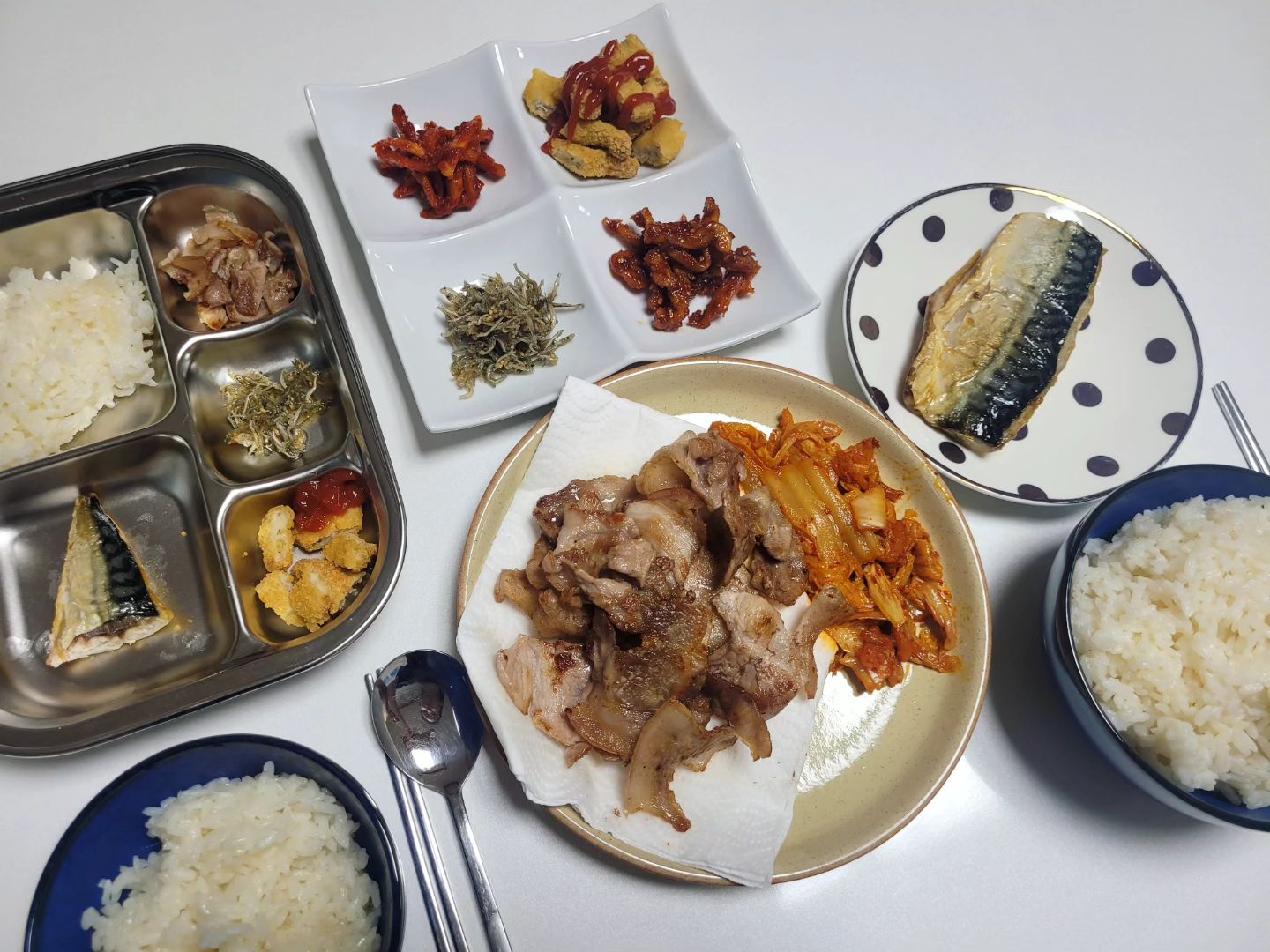 #광고 

🐷 문경약돌돼지 🐷

포장도 너무꼼꼼하게 오고!
배송오고서 어떻게
요리해서 먹을까 하다가
구워먹자 !!! !!! !!!

요새 밥안먹어서 걱정이 
많았는데 오늘은 고기구워줬더니
너무나 잘먹어서 뿌듯뿌듯 !!!
앞다리살이라 더더더 맛있 !!!

남은고기는 김치찌개로!!!
꼭 두번 세번 구매해서 먹어봐용 !!!

#광고 
#약돌돼지 
#앞다리살
#약돌며느리 
#문경약돌돼지 
#문경 
#문경새재 
#전지
#돼지전지 
#제육볶음 
#고추장볶음 
#간장불고기
#고추장불고기 
#돼지불백