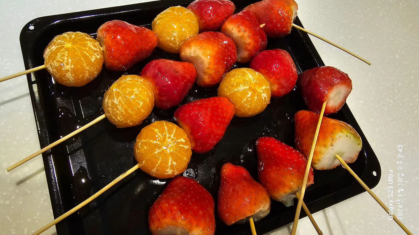 #첫줄👋 
#탕후루🍡 #집에서탕후루만들기🍡🍡 #탕후루만들기
#탕후루실패🤣 

아들램들 집에서 탕후루 만들어 보자고..😓 결국 만들기는 했는데 
결과는 대 실패!
탕후루는 걍 사먹는걸로..😅