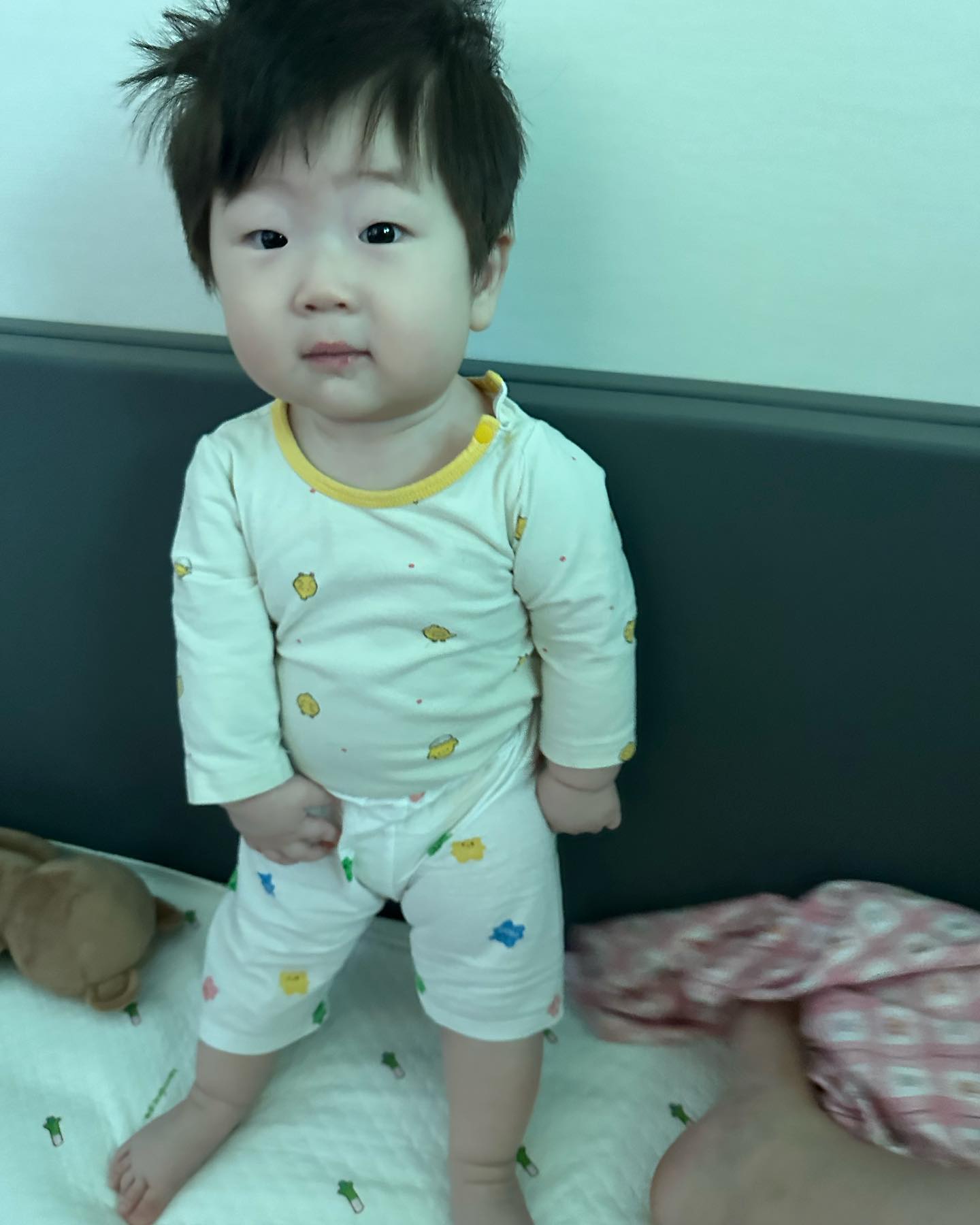 우주가 조금씩 다리에 힘을 줘서 

잠깐씩은 서있는다! 아직까지는 혼자 짚고 일어나지는 

못하지만 기대놓으면 잠깐 서있고 

겨드랑이에 손넣고 들어올리면 바닥에 내려놓을때 

잠깐씩 다리에 힘주고 서있는다!!! 

차안에서 잘놀고 잘자는 이쁜 우주!! 

친정가서 바나나 단호박도 넙죽넙죽 잘받아먹고 

친정식구들한테 애정 관심 사랑 잔뜩 받는댜