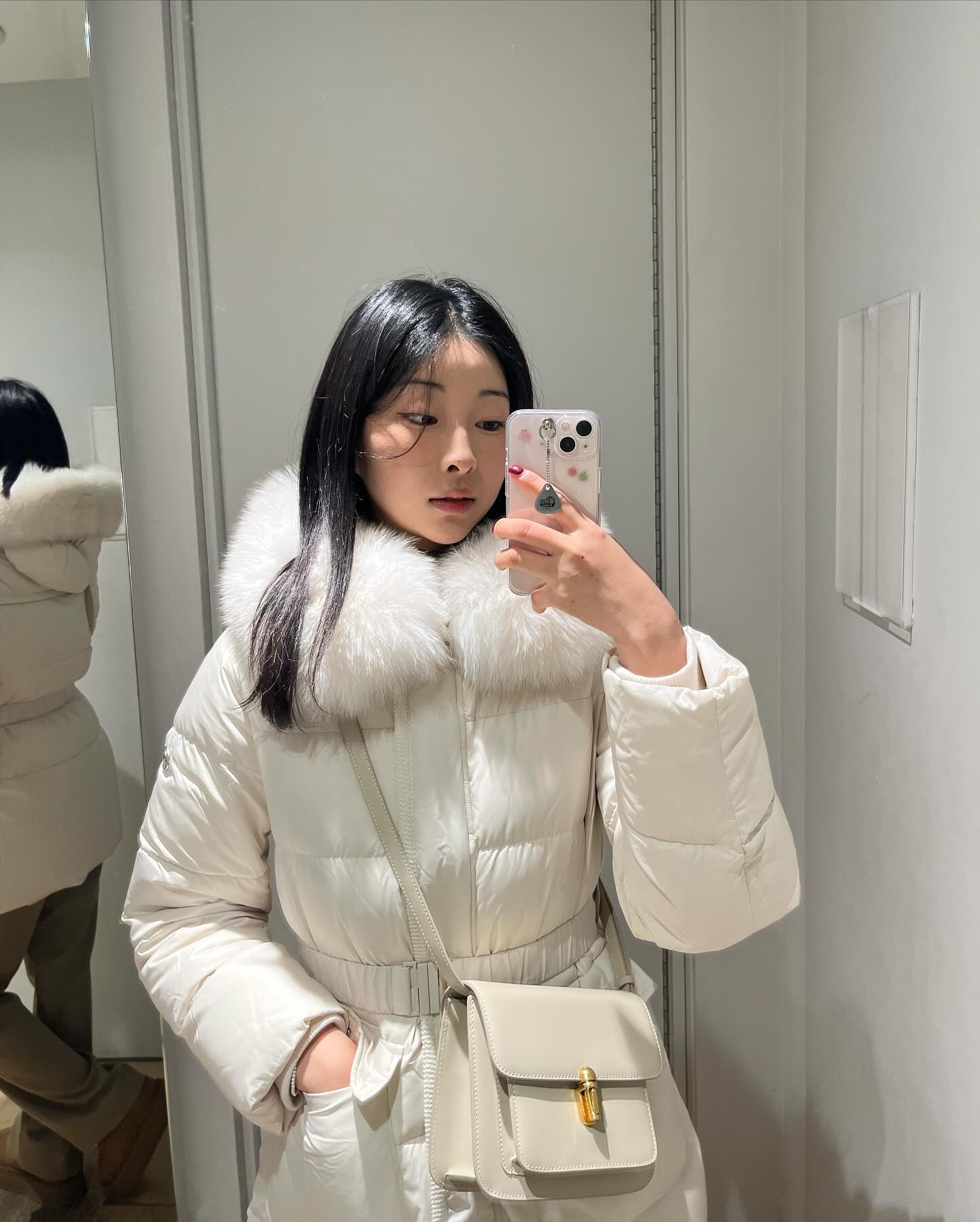 나와서 쇼핑한다 하면 세일 아닌 곳이 없어서 눈이 막 돌아가는데요❕ 진짜 구경만 해야지 마음 먹었는데 너무 괜찮은 니트가 좋은 가격에 나와서 득템 했어요❕
그리고 여성스러운 퍼 패딩 브랜드 소개 곧 가져올게요🤍

#여자데일리룩코디 #브랜드추천 #겨울세일 #블프세일 #패션계정 #데이트룩 #페미닌룩