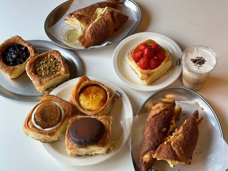 신사역 가로수길 카페 패스츄리와 크로플 맛집 새들러하우스 SADDLER HAUS