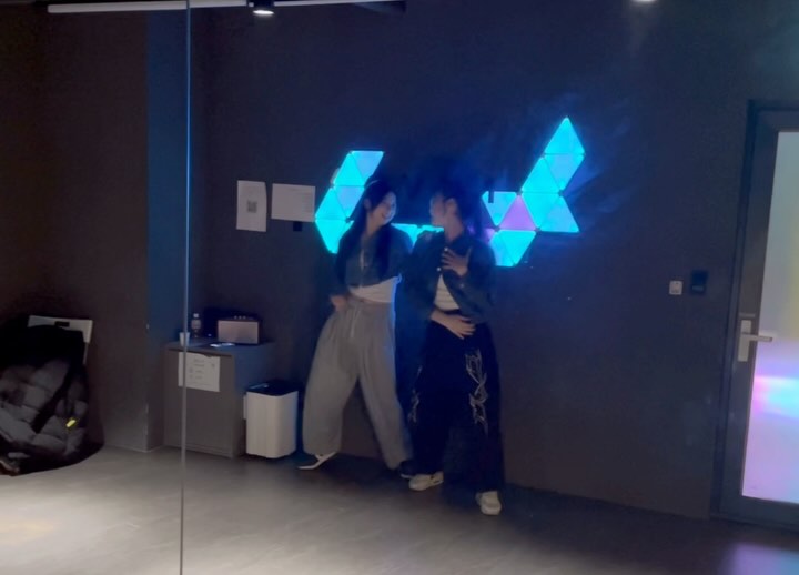 💙🌙
🧠 _seohyxn_ & liny__kr 
🎵xhyolynx changmo_ #bluemoon

#linychoreography
#seohyunchoreography
#07 #09