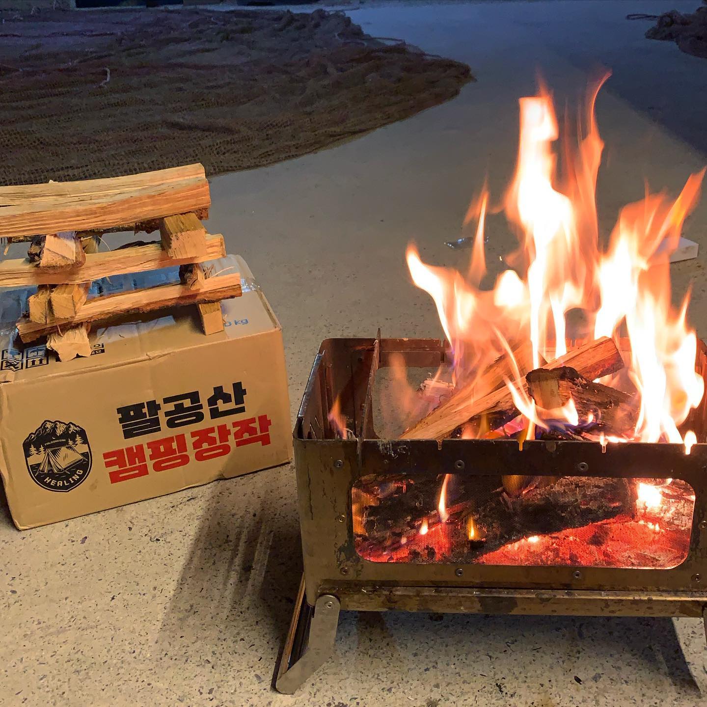 #이벤트당첨후기

저번달 camping_challenge 님의 팔로워 1000이벤트에서 받은 팔공산캠핑장작!!

날씨가 제법 추워져서 밤새 불멍하면서 시간 보내는데 원래 쓰던 장작은 불도 잘 안붙고 연기가 엄청나더라구요,,

그래서 다른 장작을 찾아볼까 하던 찰나에 딱 당첨된 이벤트라서 더 좋았어요!! 

새로운 팔공산 캠핑 장작은 불이 쉽게 붙고 활활 잘타더라구요,, 제일 좋은건 불이 잘붙어서 연기가 거의 안났어요!! 🙊🤭

이제 캠핑 막 시작한지라 3곳의 장작을 써봤는데 팔공산 장작이 제일 좋더라구요!!

그래서 한동안은 여기 장작으로 정착합니다 🔥🧡

좋은 장작 선물해주신 camping_challenge 님 정말 감사합니당 💖