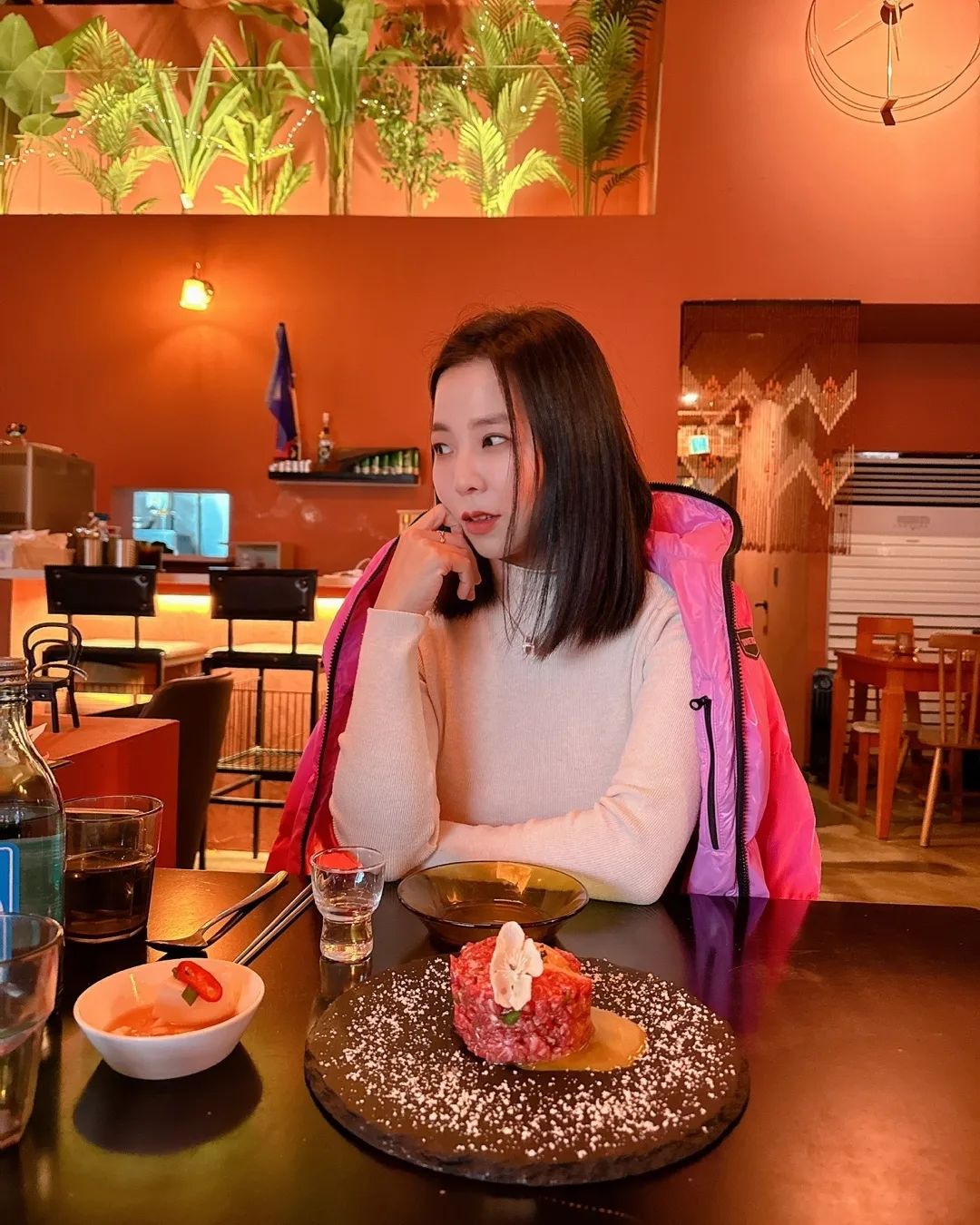 #일상 

옥이랑 급만남
주말내내 침대와 한몸으로 지내다가
급 나가서 3차까지 ㅋㅋㅋ

사진찍는데 자꾸 출연하시는 사장님  ㅎㅎ 
3차 꼬치집은 취해서 무슨맛인지 기억이 안나네 
ㅋㅋㅋㅋㅋㅋ

10년만에.일하느라 요즘 소통도 못하고 ㅠ
골프연습도 못하고 으앙 ㅠㅠ 

이제 좀 적응됐으니 퇴근하고 연습해야지