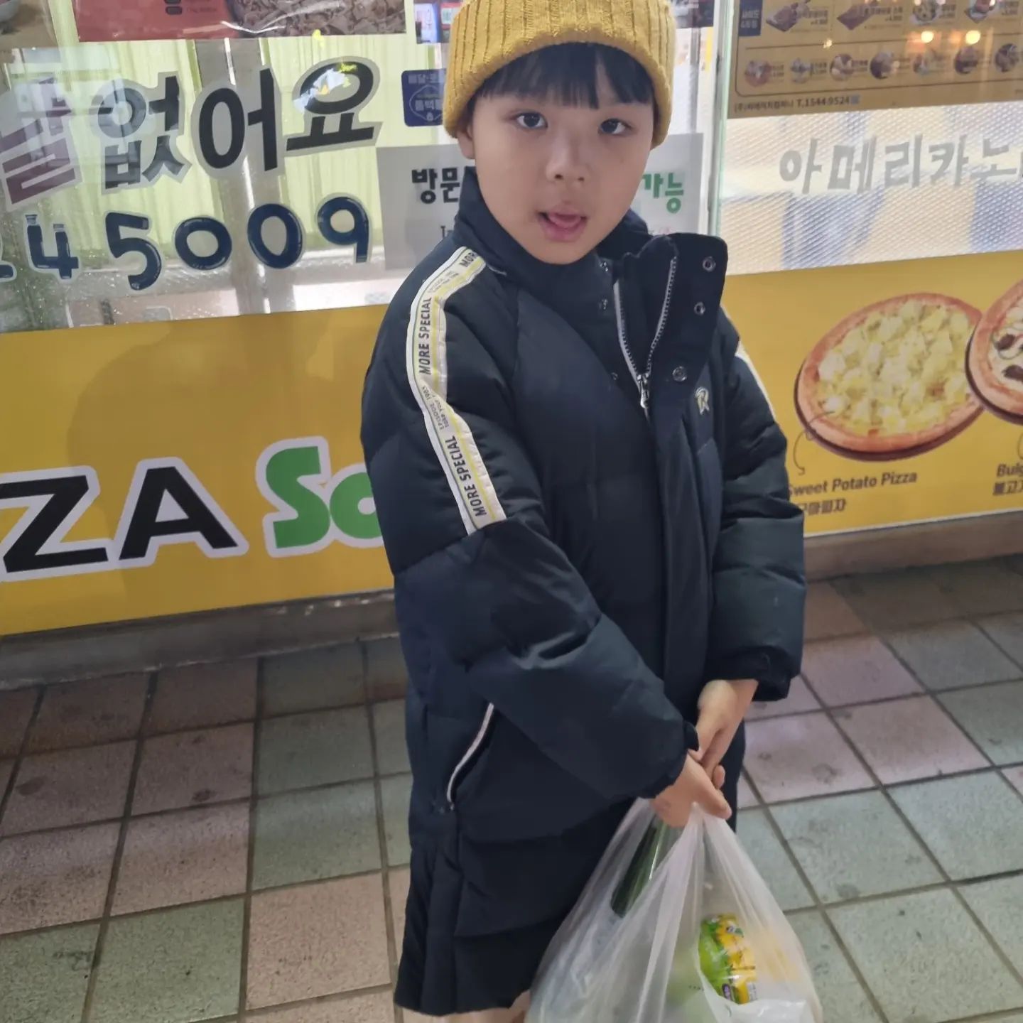 엄마 장보기 도와주는 아들🤎
이제 내짐을 들어준다
상남자네❤️