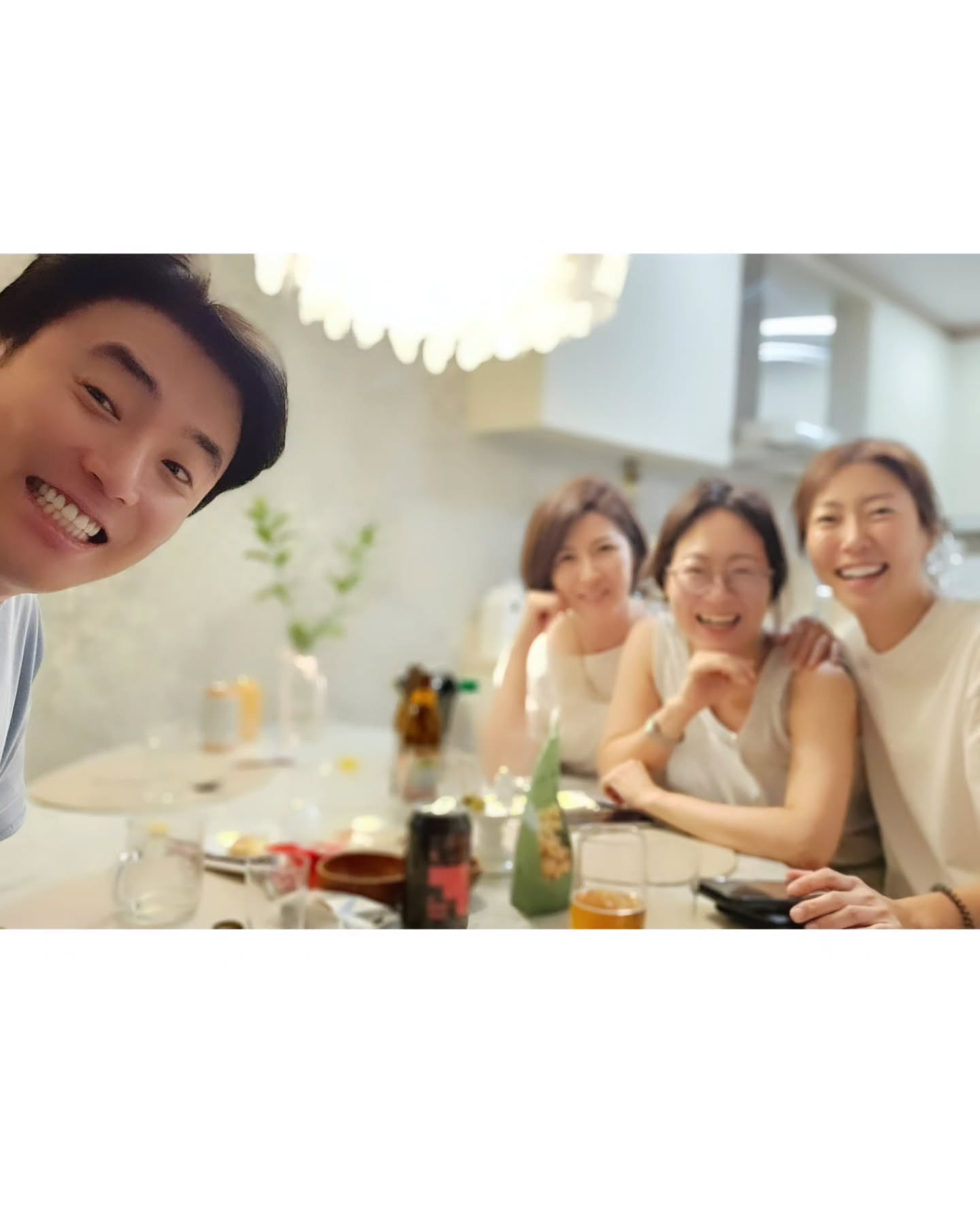 *조금은 긴 이야기*
아빠가 16살때 영창피아노로 데려가 저 피아노를 사주셨었다. 그 피아노로 대학도 가고, 또 지금의 나까지 있게된 건 아닐까..

서울에 올라와 학교앞 반지하 방에서 자취를 시작할 때도, 결혼해서 지금까지도 내 분신처럼 함께 했던 피아노였다.

반지하시절 97년도. 서울에 기습폭우로 호의주의보가 내렸던 날, 앞베란다로 빗물이 갑자기 들이닥치며 바닥에 물이 차오르기 시작했다. 
다행히 집에 놀러온 친구들이 있었고, 모두 바가지며 냄비 손에 잡히는대로 집어들고 물을 밖으로 퍼내었었다. 
그 때 이러다 잠기면 저 피아노는 어쩌지?
가구야 말린다쳐도 하며 콩닥콩닥 불안한 맘으로 밤새 빗물을 퍼냈던 기억이 아직도 생생하다.

아빠가 23살때 돌아가시고 나선, 저 피아노가 아빠가 남겨주신 하나의 유품이라 생각이 들어 더 애착이 갔을지도 모르겠다.
그렇게 30년을 넘게 이고지고 함께해 왔는데, 저 피아노와 이별을 해야할 시점이 오고 있었다.
피아노를 보관하던 작은 방이 점점 옷들과 짐들로 가득차지고, 방인지 창고인지 분간하기 어려운 상황까지 이르게 되었다.
방에 있던 피아노, 침대등을 다 정리하고 붙박이장을 맞춰넣어야겠다 결심하고 보니, 왜 이리도 맘이 허하고 아쉬운건지...

당근에 무료나눔을 예약해놓고, 혹시나하는 마음에 인스타스토리에 '피아노 필요하신 분'하고 글을 올렸었다.
모르는 사람보단, 내가 아는 사람에게 가면 좋겠다하는 마음이었는데...
그 때, 응답이라도 하듯 인영언니가 이런 내 마음을 덥썩 받아주었다!!

언니도 나처럼  오래 쓰던 피아노가 있었는데, 막상 버리고 나니 너무 아쉽고 후회가 되었다고 한다.
그러면서 수년이 너가 좀 더 큰 집으로 갈 때까지 맡아줄까?하며,
마침 집에 딱 어울릴 만한 공간이 있다고 했다.
나의 아쉬운 맘을 어떻게 이렇게 알아주는건지 ㅡㅜ

그렇게 난 인영언니에게로 피아노를 입양시키게 되었다.
작은방에 틀어박혀 예뻐해주지도 못했는데, 더 좋고 넓은 곳으로 가서 언니손길 받으며 예쁜 소리도 많이 내고, 사랑받으며 있게되어 마음이 너무너무 좋다.

그렇게 입양을 보내고, 언니가 직접 피아노도 볼겸 놀러와~하며 집으로 초대를 하였고,  그렇게 벙개모임이 이루어졌다.

집에 들어서 피아노를 마주한 순간 참 맘이 몽글몽글 이상했다.
영영 안녕할뻔했는데, 이렇게 볼 수 있다는 것이 얼마나 다행이고 감사하고 신기한지..

이 날 천이와 기림이도 함께하며, 11년전
홋카이도로 놀러가 스키타고 온천가고 밤새 놀고 마시고했던 그 날의 추억들도 이야기하고, 이런 저런 이야기로 하하호호 떠들다보니 새벽3시가 훌쩍.
오마이갓!!
담날 비몽사몽한 좀비로 다녔지만, 오랜만에 추억에너지로 충전하고..
무엇보다! 피아노가 너무도 예쁘고 골져스한 공간에서 우쭈쭈 지내고있는 모습을 보고나니..
아~~~~나 너무 행복하고 좋았다... 
언니 다시한번 땡큐~

이 긴 이야기는 왠지 꼭 남겨야할거 같아..
불쑥 릴스감성 던져버리고 싸이감성으로다가..

긴연휴 시작.
모두 즐거운 추석되세요♡
아노아노 피아노야. 너도 메리 추석이다~ 와이파이하투날려보내♡