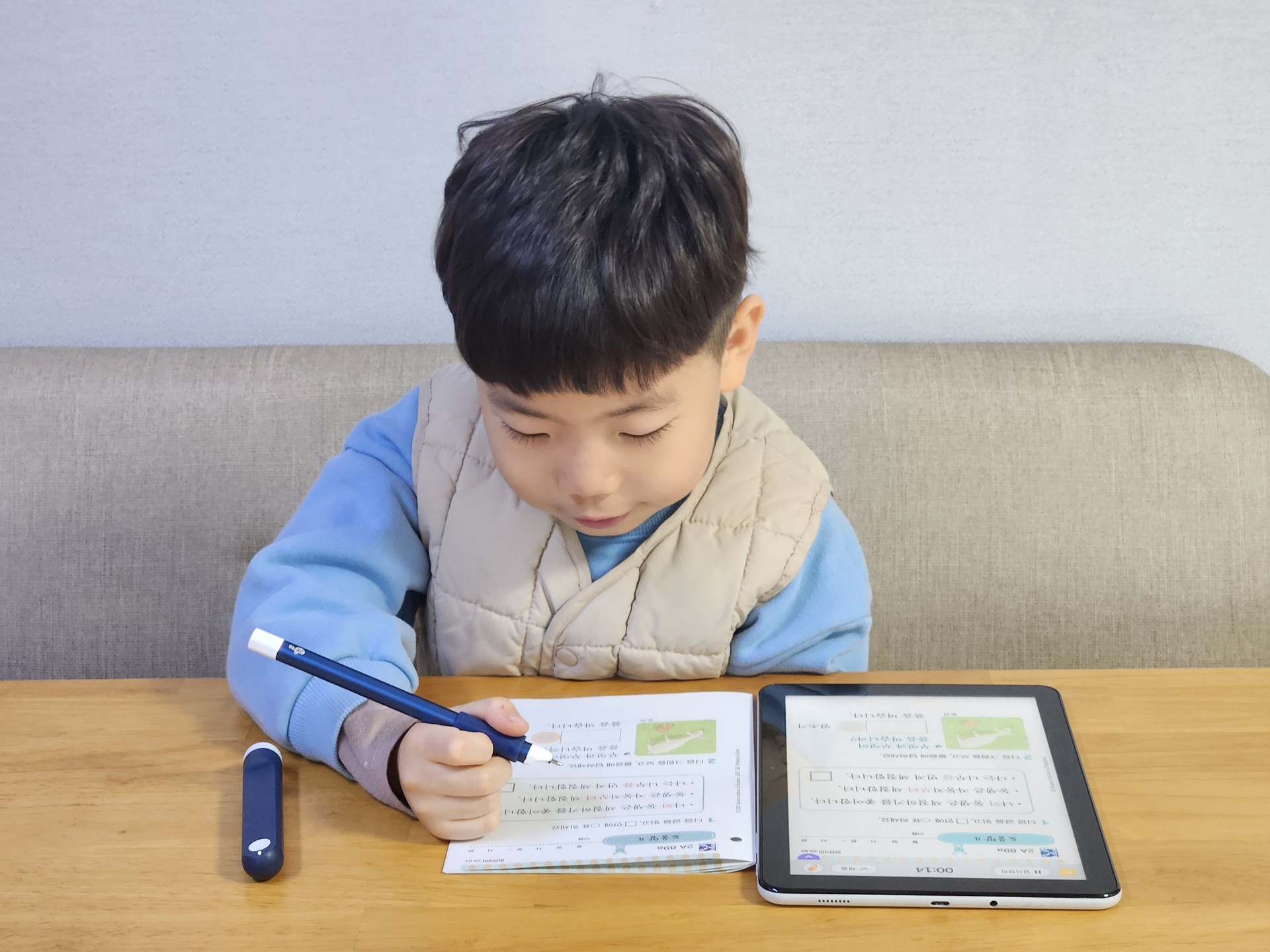 #이용권제공#원고료지원

구몬이 지면+패드학습지 결합으로
운필력과 지면장점은 챙겨가면서
스마트함까지 갖췄다.
K펜으로 지면에 작성하면
아이 필적 그대로 패드안에 입력되는
신기방기한 시스템!! 
아이들도 신기한지 한획한획 정성들여 쓰는 장점이 생김^^

덕분에 받침글자도 제대로 알고
지금은 조사배우는중!!

앞으로도 열심히 하자!! 초딩엉아 화이팅!❤️

#스마트구몬#스마트구몬#구몬k펜 #초등학습지#패드학습지#지면학습지