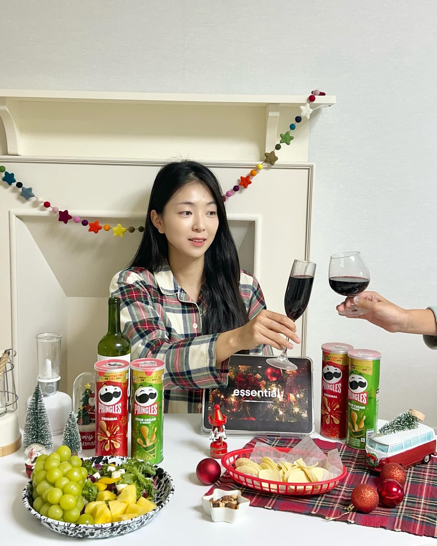 #광고

캬~ 벌써 연말이라니
연말하면 또 파티가 빠질 수 없죠

저도 한번 열면 멈출 수 없이 즐거운
프링글스와 #홈파티를 즐겼어요!
연말 분위기 가득 담은 캐롤과 #와인
반짝이는 프링글스 시즌한정 패키지까지!
퍼펙트했답니다🎉

즐거운 파티를 위해 프링글스가 역대급 이벤트도 준비했어요
뚜껑 열면 시작되는 바삭한 파티🎉

📌프링글스 뚜껑 속 시크릿코드 입력하면 럭셔리 호캉스가 터진대요 (11/6~12/3)
https://www.pringleskorea.com/ 

프리링글스 페스티브 패키지에 보이는 QR 코드로
캠페인 페이지 접속 or 공식 인스타그램, 네이버, 카카오톡 채널에서 캠페인 페이지 링크 확인 가능

시크릿코드는 모든 프링글스 뚜껑 속에 있답니다 ❗ 프링글스 최애 맛 구매 후 바로 이벤트 참여할 수 있어요. 당첨 여부 및 경품은 즉시 확인할 수 있는대요.

😀 당첨 시: 폭죽과 함께 환하게 웃고 있는 Mr P
😭 미당첨 시: 울고 있는 Mr P 
🎁 경품: 총 2,100만원 상당의 연말 파티 준비를 위한 필수템으로 구성!

1등 - 신라호텔 숙박권 (60만원 상당) : 10명
2등 - 마샬 앰버튼 2 (28만원 상당) : 15명
3등 - 인스탁스 미니12 (12만원 상당) : 25명
4등 - 프링글스 110g 교환권 (4천원 상당) : 950명

또 다른 인증 이벤트도 있어요
가족, 친구들과 연말파티를 즐기는 순간을 인증하는 이벤트인데요

📌크리스마스&연말연시 파티에 Mr P를 초대하면 더 즐거워 질거야! (11/6~12/3)
pringles_korea 

프링글스와 함께한 파티 인증샷을 페스티브 컨셉의 프링글스
인스타그램 GIF 스티커로 꾸미고 (검색:프링글스파티)
스토리or피드에 프링글스 계정을 태그해 업로드하면 참여 완료!
프링글스 스티커 실물 & 프링글스 신제품 1박스 (총 80명)

프링글스와 함께 연말파티도 즐기고
이벤트도 참여해보면 좋을 거 같아요

#프링글스 #프링글스한정판 #프링글스이벤트 #와인안주 
#핑거푸드 #맥주안주 #하이볼안주 #파티 #과자 #간식 
#크리스마스 #연말 #홀리데이 #간식추천  #과자추천 #수입과자 
#편의점과자 #프링글스바삭한파티