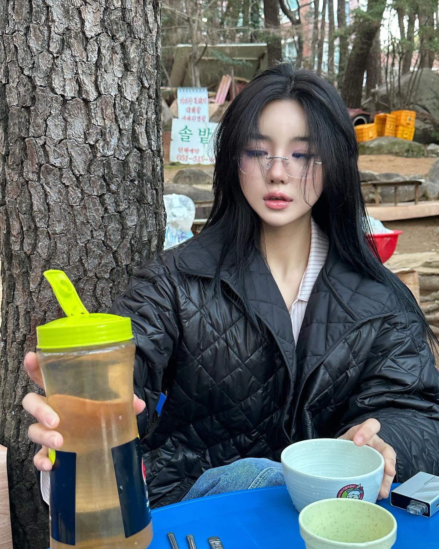 요즘 친구들이 힘든거 나도 알아요.
흠... 일단 한 잔 받아요.