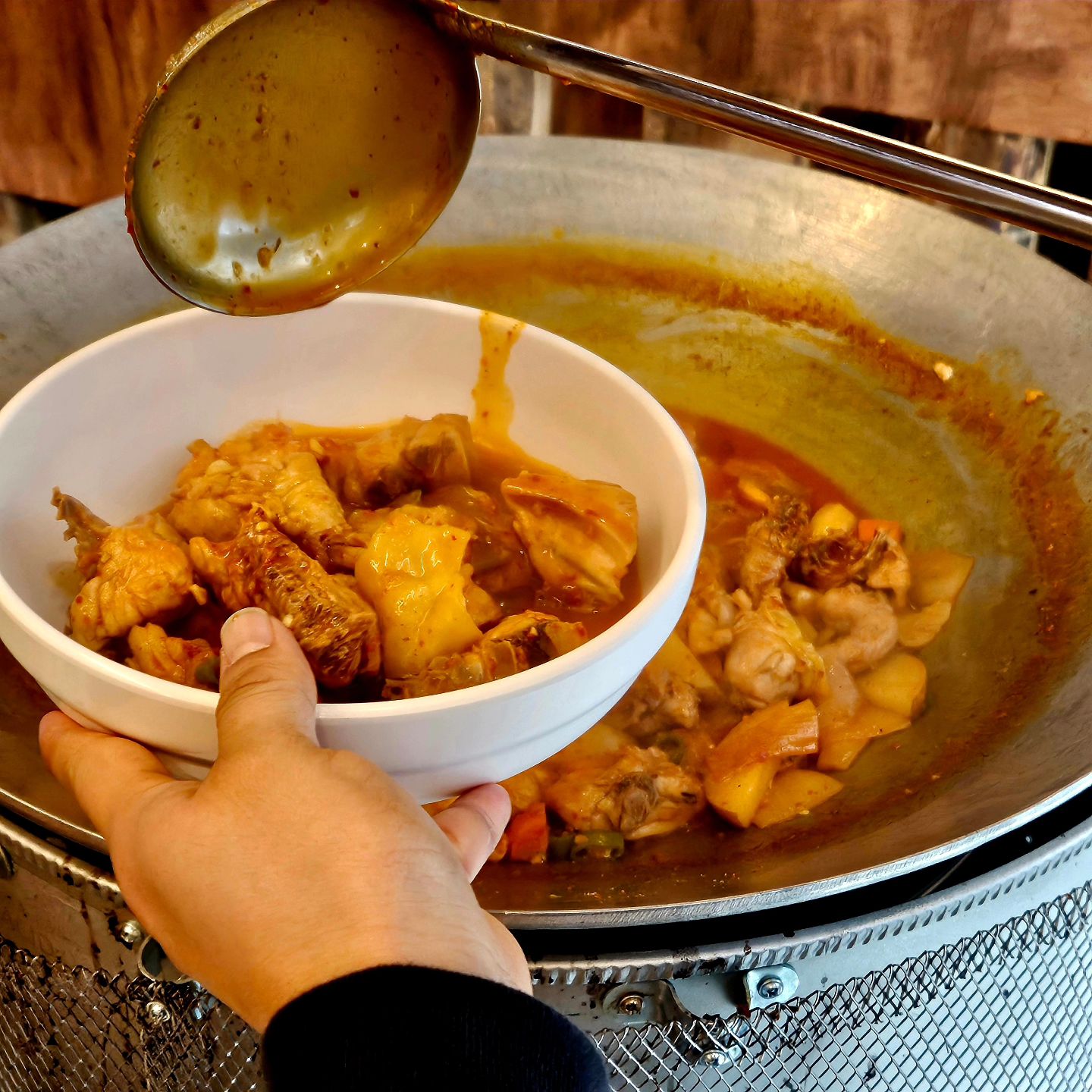 ⠀
인내심 길어야 먹을수 있는⠀
솥뚜껑닭볶음탕🐔⠀
⠀
아예 첨부터 자리에서 끓여서⠀
국물 졸을때 까지 고문🤪⠀
⠀
에피타이저로 도토리묵 먹어주니⠀
딱이예요~⠀
⠀
신기한게 소중대가 아니라 인당⠀
15,000원~닭도 엄청 실해서⠀
먹을게 많아요☺️⠀
⠀
국물이 완전 내스탈이여서⠀
셀프바 무한리필 밥 다 뿌심🥰⠀
⠀
수제비사리는 무조건 추가‼️⠀
⠀
⠀
⠀
#남양주닭볶음탕 #마석솥뚜껑매운탕#솥뚜껑매운탕#솥뚜껑닭볶음탕#마석맛집#화도맛집