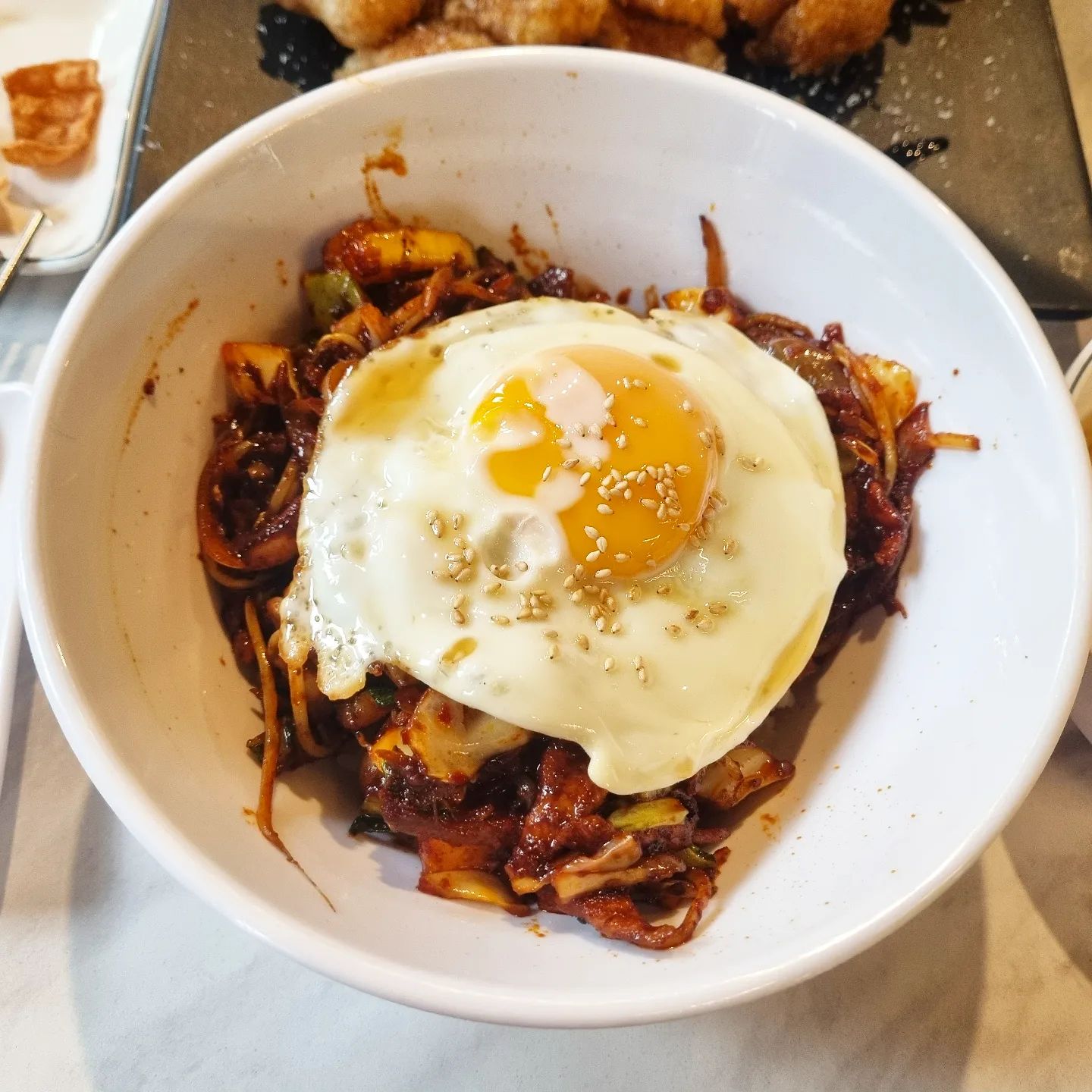 🍜 칭다오플러스

가성비 좋고 맛있는 추천 중국집 맛집

요리 1개 + 식사 3개 주문해도 3만원대인 가성비 최고
심지어 맛있음
-

🏷 사천비빔밥 8,000
맛있게 맵고 불향까지 나서 자꾸 생각나는 자극적인 맛
-

🏷 짜장면 6,000
달지 않아 더 깔끔하고 맛있는 짜장면
맛이나 퀄리티에 비해 가격이 너무 착함
-

🏷 새우계란볶음밥 5,500
불향과 밥알이 살아있는 볶음밥
-

🏷 돼지치친 15,000
칭다오플러스 만의  시그니처 메뉴

코코넛향이 은은하게 향긋하고 새콤달콤한 소스가 일품‼️
겉은 바삭하고 고기는 부드럽고 촉촉한
겉바속촉 완전

⭐️ 먹어본 중국집 중에서 다섯손가락 안에 꼽을 수 있는 찐 맛집

다음에는 짬뽕 맛보러 방문 해봐야겠네요

가성비가 좋아 회식 모임하기 부담없고 주차장도 넓은 최적의 장소

⏰ 영업시간 : 매일 16:00 - 새벽 02:40
🧭 주소 : 대구 서구 통학로 8
📞 연락처 : 0504-2015-2827

#칭다오플러스 #칭다오 #대구이월드맛집 #대구중국집 #대구중국집맛집 #대구서구맛집 #대구내당동맛집 #대구평리동맛집 #대구두류동맛집 #대구내당동밥집 #대구중화요리 #대구퓨전중화요리 #대구퓨전중화요리맛집 #대구맛집 #돼지치친 #사천비빔밥
#먹스타 #먹스타그램 #선팔 #맞팔 #먹팔 #소통
