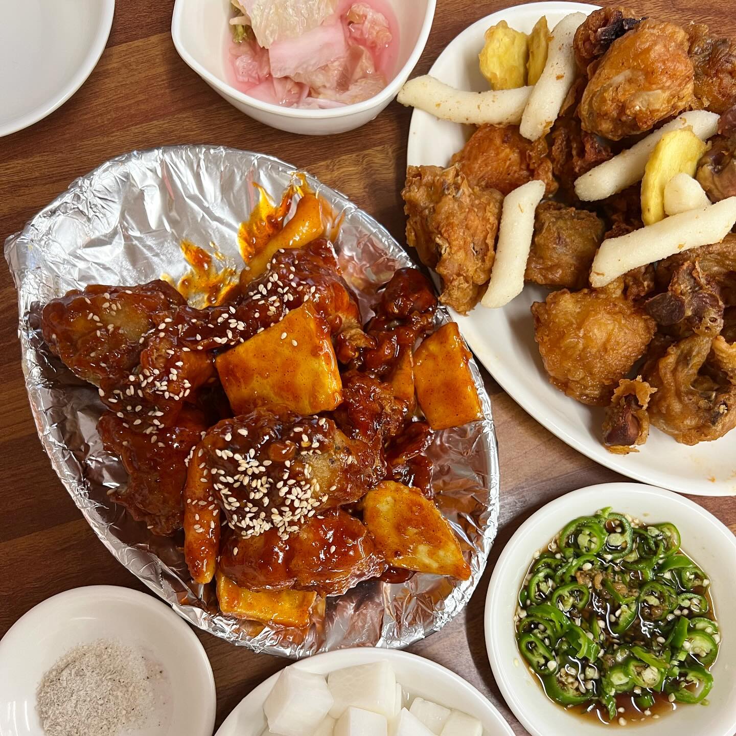 #동경통닭 
한두달 전 성시경의 먹을텐데에 청량리 경동시장의 통닭집이 나와서 다녀왔다! 먹을텐데에 나온 치킨집 맞은편에 있는 동경통닭이다. 통닭골목이라 어느 치킨집을 가도 맛있을것 같은 느낌이 가득했다.
내부가 넓어서 자리를 안내 받고 양념 반 후라이드 반을 주문했다. 

🍽️양념 반 후라이드 반
양념 치킨을 좋아하는 우리는 양념치킨을 맛있게 먹었다. 아는 맛이 최고👍🏻 통닭 사이에 고구마, 떡, 똥집튀김이 숨겨있어서 먹늖재미가 있다. 똥집이 쫄깃함에 튀김의 바삭함이 어울어져서 더 맛있다. 
후라이드도 튀김이 바삭해서 통닭 본연이 맛이 잘 느껴졌다. 하지만 우리는 양념소스를 따로 받아서 양념도 찍어먹고, 특제 간장소스에도 찍어 먹었다. 간장소스에 청양고추 올려서 먹으면 느끼함을 잡아줘서 좋았다!
프렌차이즈 치킨들도 맛있지만 가끔씩 이런 옛날 통닭을 한번씩 먹에주면 통닭 본연이 맛을 그대로 느낄 수 있어서 좋은것 같다. 바로 먹으니 바삭함도 훨씬 잘 느껴져서 가끔은 배달 말고 이렇게 직접 와서 먹어보도록 해야겠다☺️

청량리 근처 오면 통닭골목에서 통닭 한번 드셔보세요🍗

#맛스타그램 #먹스타그램 #푸드스타그램 #맛집 #맛집추천
#부부스타그램 #럽스타그램 #데이트맛집
#치킨 #통닭 #치킨맛집 #치킨추천 #chicken #chickens #경동시장 #🍗 
#재미잇 #잼잇 #재미부부

#일상 #선팔 #맞팔 #jmt #food #daily