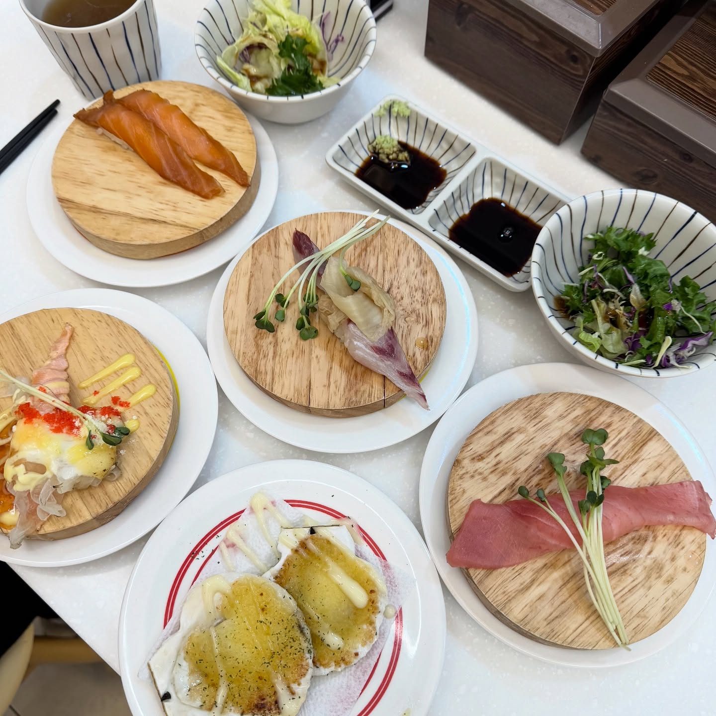 #협찬
울산 삼산맛집 회전초밥 전문점 #용이초밥 삼산점
최상의 맛과 착한가격 둘다 잡은 1접시 2300원!!
80여종 매일 신선한 재료로 만드는 초밥🍣

내부는 다찌형과 테이블형이있고 인테리어 깔끔✨
샐러드와 장국은 직원분이 직접 제공해주시고
자리에 와사비, 간장 덜어내고 레일위에 먹고싶은 초밥 겟
없으면 직접 셰프님께 주문도 가능💛

얼마 남지 않은 연말과 연초 
가성비 좋으면서 배부르게 먹을수있는
울산초밥맛집 용이초밥 추천이요👍🏻❣️

#삼산동맛집 #울산회전초밥 #울산맛집
#울산용이초밥 #울산초밥맛집 #리뷰노트