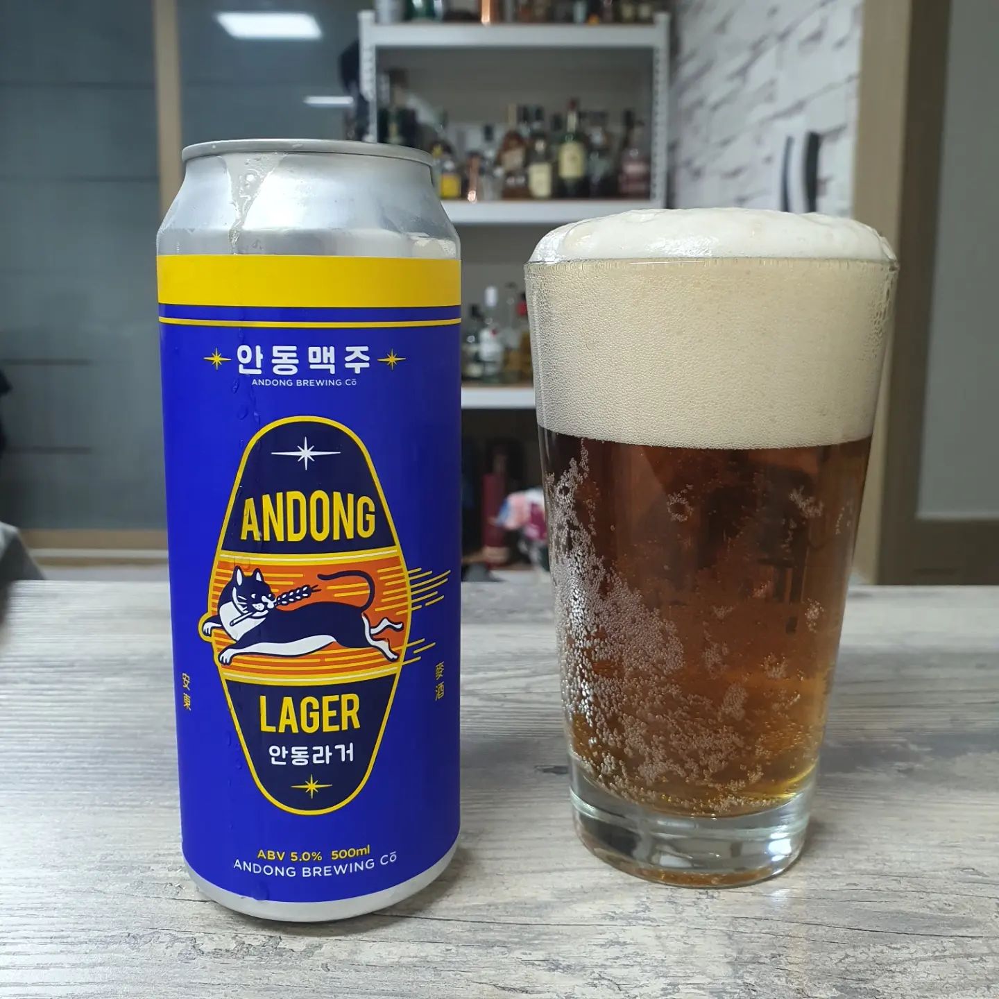 #맥주 #간단리뷰 87 #그날그느낌 
#안동엠버라거 #AndongLager #안동브루어리 #andongbrewing 
가격 4캔 25000원? (축제 현장구매)
타입 : 엠버라거
도수 : 5.0%
IBU : 25
.
#노즈 
투명한 붉은 황금색. 흰거품 쫀쫀함. 유지력도 좋음. 홉향이 살짝 올라오면서 고소함이 잘 느껴짐.
#팔레트 
탄산 살짝있음. 목넘김이 좋음. 꿀떡꿀떡 잘넘어감 청량감이 좋음. 맥아고소함이 좋음.
#피니쉬 
쌉쌀함은 적음. 여운이 길지않고 끝까지 고소하게 마무리함.
.
청주에 갔는데 행사를 하면서 판매부스가 있었다. 그때 몇개 맛도보고 캔으로 살수 있는건 사왔었다. 가장 기본인 안동라거를 먼저 마셔보았고 누구나 좋아할만한 맛이었다.
.
#한마디 
맥아 고소함이 가득 담긴 맥주.
.
.
.
.
#beer #craftbeer #drinks #ale #lager 
#수제맥주 #크래프트비어 #비어라이프 #맥린이 #편의점맥주 #와앤모 #바틀샵 #맥주리뷰 
#조주기능사 #술스타그램 #일상 #맞팔 #소통 #데일리