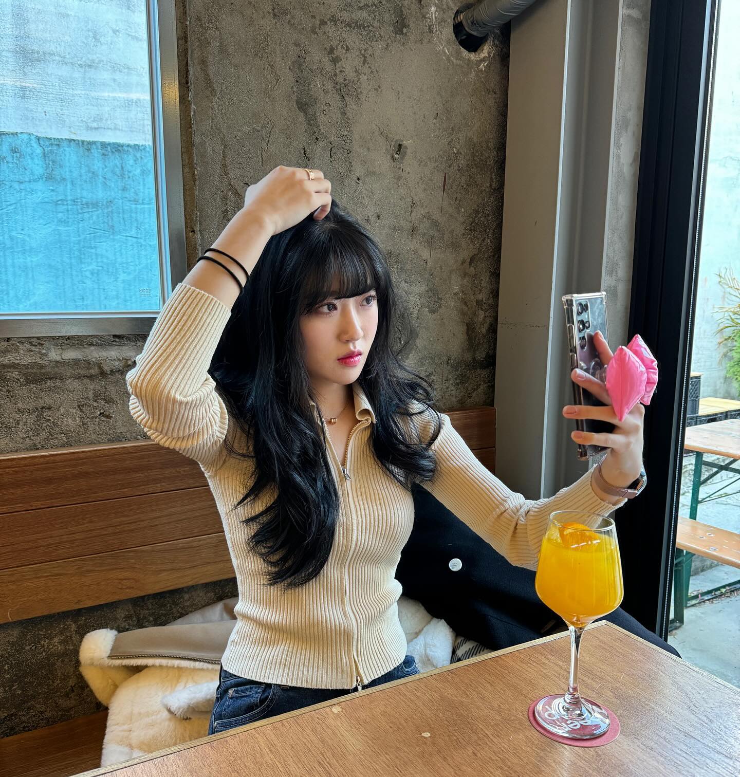 탈색 4년 넘게 한 거 치고 머리숱 많지않니 ?