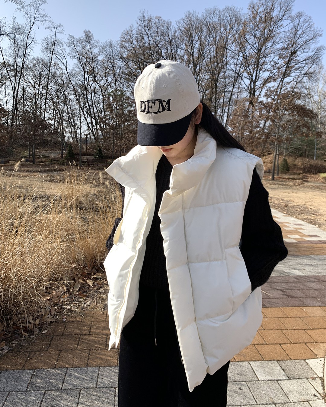 #협찬 dontforgetmeofficial 

포인트로 모자 착용하는 것을 좋아하는데
디자인부터 착용감까지 맘에 들었던
돈포겟미 볼캡이에요🖤

얼굴 소멸컷 가능합니다:)

👉디에프엠 투톤 숏챙 블랙-볼캡