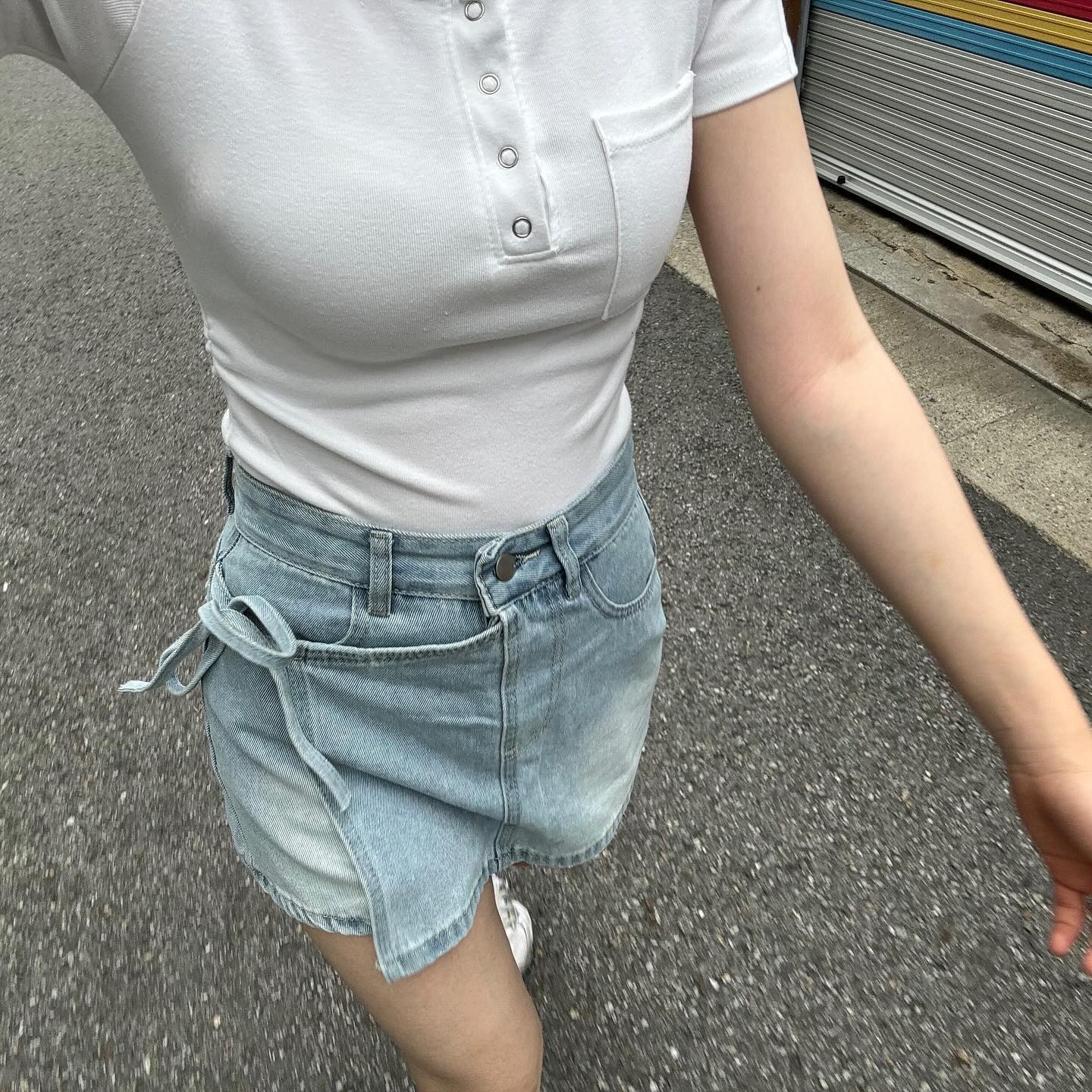 #협찬 
<죽음의 필링젤>

안녕하세요 여러분 너무 오랜만에 인사드립니다🥹 더운 여름 잘 보내고 계신가요? 저는 요즘 일이 너무 바빠서 이제야 와버렸어용,, 너무 늦게 와버려서 이젠 잊혀지지 않았을까 생각도 했지만 그래도 전 이 계정이 너무 소중하고 좋은걸요🤭❣️ 그래서 엄청난 협찬과 함께 돌아왔습니다🫶 오늘 소개해드릴 제품은 이름부터 강력한 <죽음의 필링젤> 입니다💕

재밌게 놀고, 열심히 일하고 들어온날 피부가 걱정 될때가 있는데 이 제품이 그 걱정을 딱 잡아 주더라구요🥺 세안 후 뽀송한 피부에 슥슥 마사지 해주고 미온수로 씻어내면 끝! 너무 쉽죠🍀

🫶블랙, 화이트 헤드 피지까지 안뇽이랍니다😤

오랜만에 돌아온 토리 게시물 많이 사랑해주시고 앞으로는 더 많고 다양한 게시물로 자주 만나요❣️
협찬 기회를 주신 labelyoung_official 관계자 분들 감사합니다💕

#광고 #협찬 #labelyoung #라벨영 #koreancosmetics #쇼킹죽음의필링젤 #필링젤 #각질제거 #얼굴각질제거 # 피지제거 #블랙헤드없애는법 #화이트헤드제거 #패션그램 #패션계정맞팔 #선팔하면맞팔 #좋아요반사 #피부 #협찬환영 #일반인모델 #fyp #lifestyle #fashion #😈