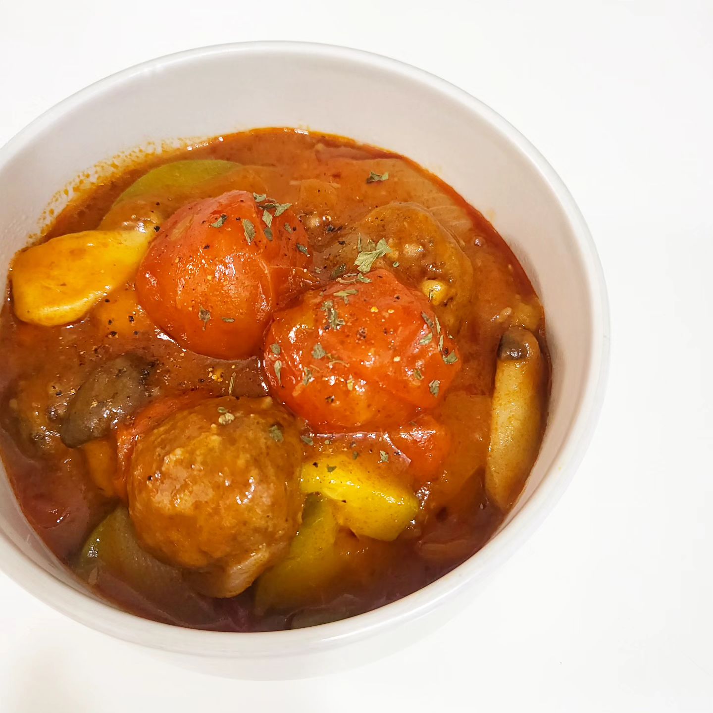 주말에 오랜만에 토마토스튜🍅🧡
컬리에서 산 맛없는 방울토마토에 영 손이 안가길래
안먹었더니 ㅋㅋ점점 냉장고에서 시들시들해지고 있는...😂

어쩔수 없이(?) 주말 한밤중에 스튜를 끓여봤어요:)

야채랑 고기랑 토마토페이스트랑 토마토만 넣고 푹 끓이면 되는데
고기는 이케아에서 예전에 사온 미트볼넣으면 되서
아주 초간단히 만들어졌지요 ㅋㅋㅋ

그래서 다음날 아침 다같이 식빵 구워서 스튜랑 먹었는데
다먹고 신랑은 라면물 올리더라고요...........?ㅋㅋㅋㅋㅋ
빵먹으니 먼가 칼칼한거 먹고싶다며🤦‍♀️🤦‍♀️
증말 촌스럽게 외국가서 오래는 못살것다 ㅋㅋㅋㅋㅋ

#토마토스튜
#야채스프
#홈브런치