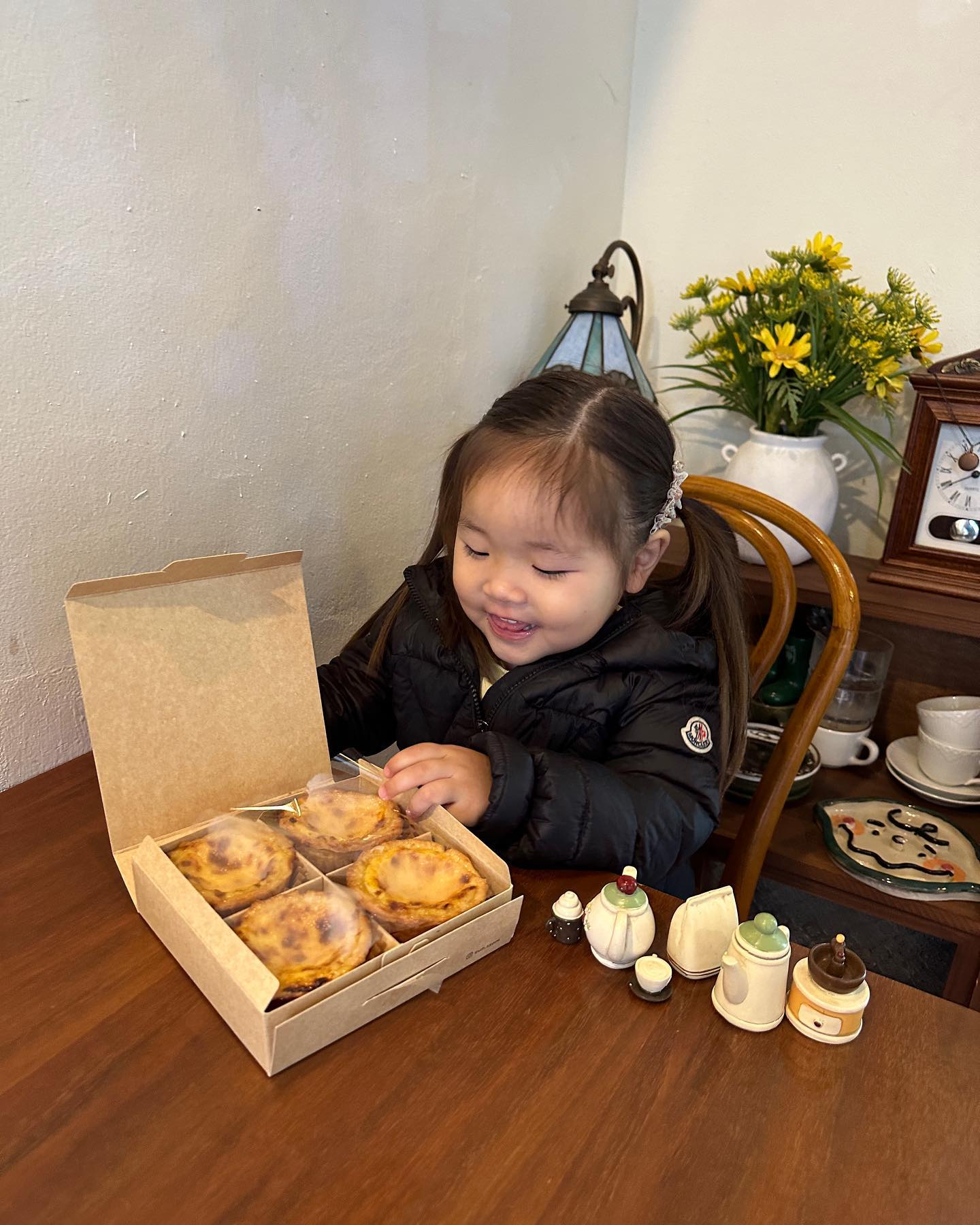 해리단길 에그타르트 맛집 은쏨 🥞🍳 

유하 임신 했을때도 먹었던 곳!
오늘은 우리 유하랑 다녀왔어요. 
촉촉하고 맛난 타르트 💗💗 

안까지 완전 촉촉하고 바로 나와서
살짝 식었을 때 먹으면 굿굿!

지인들에게 선물하기도 좋고
너무 맛있는 에그타르트🥚🍳

다음엔 매장에서 다른 디저트
맛볼래요! 💗💗 

eun.ssom #은쏨 #은쏨에그타르트