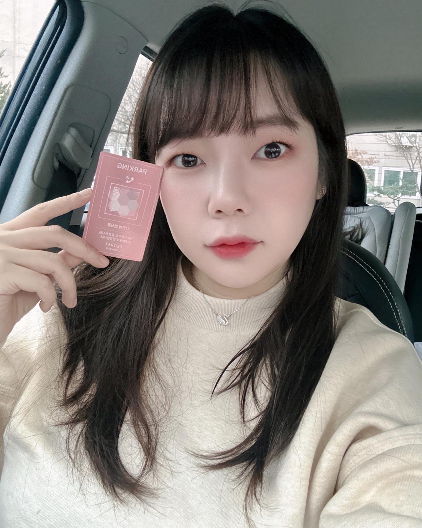 #협찬
제 차는 누가봐도 여자가 끌고 다닐 것 같은 차에요🚗
그래서 차량에 전화번호 노출이 걱정 되더라구요,,
이상한 사람에게 연락 오기도 하구요!

그래서 결혼 전에는 아빠번호로,, 결혼 후에는 남편 번호로
노출해놨었는데 그러면 단점이 주차 해둔 차량을 빼야할때 
빠른 대처가 안되더라구요🥲

시큐릿에서 큐알 번호판을 제공해주셔서 정보유출 우려없이 
주차 할 수 있게 되었어요!😆

발신자는 힘들게 번호 입력 안해도 되고 큐알만 찍으면 끝!
수신자는 시큐릿 앱에서 알아서 관리해줘서 너무 편하죵👍🏻
차가 여러대인 사람들도 한번에 관리 가능하다구욧♥️

색도 너무 이쁜 로즈핑크색💖

SEQRET_tm

#시큐릿
#SEQRET
#주차번호판
#QR주차번호판
#개인정보보호
