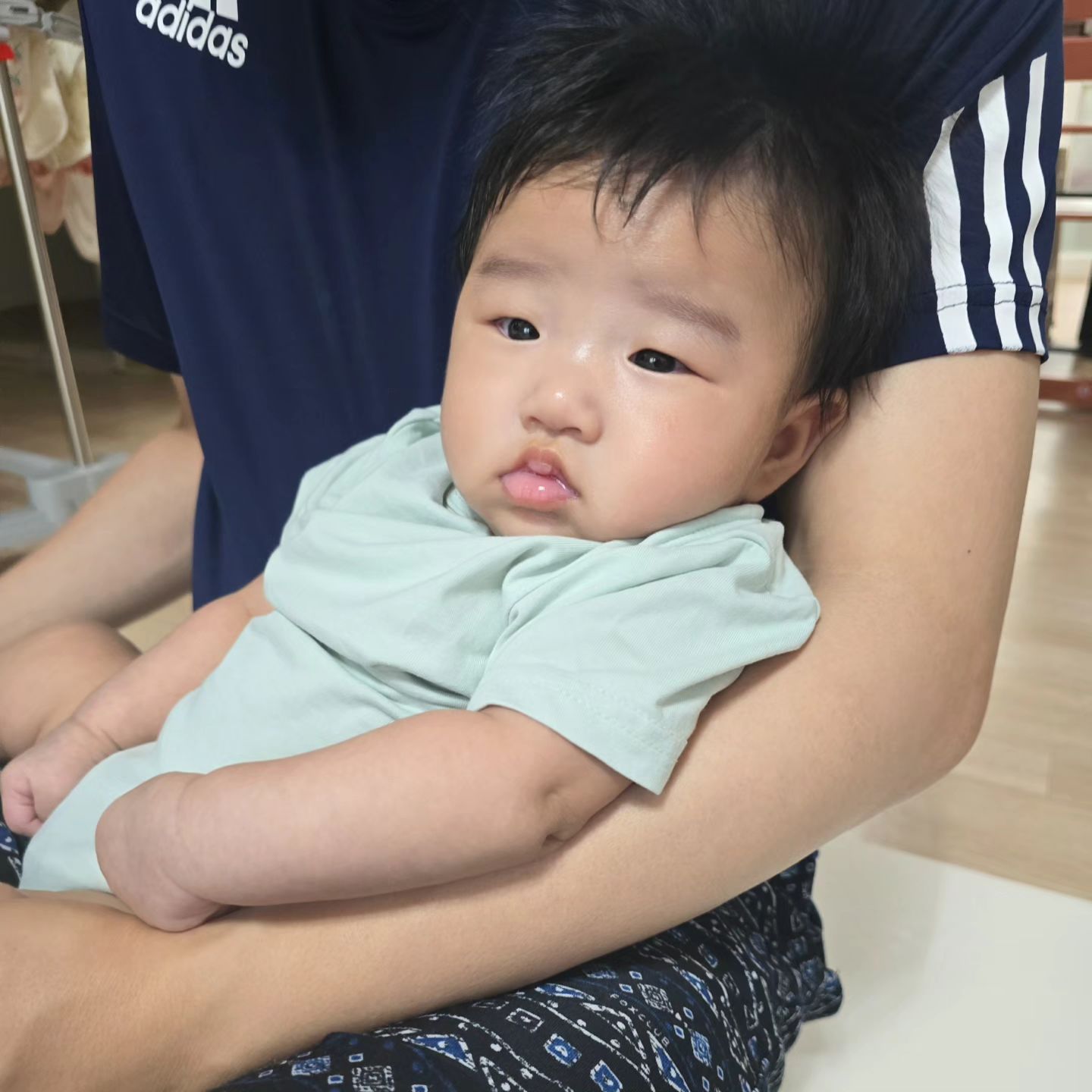 #병원투어

요즘 애기가 아파서 거진 일주일 멘붕
아직도 낫질않아서 오늘 아침에도 병원 오픈런
월요일이라그런지 오픈 30분전에갔는데도 대기 20번대😨 실화?
맛집오픈런, 대기도 안하는 난데...🙄

그래도 오늘 간 병원이 제일 상세한설명과 친절함
여기서 처방해준 약만 잘받으면 앞으로 정착...(?)

우리딸.. 이제 아프지말자. 엄빠 멘붕이야😱
그와중에 컨디션은 좋아서 다행이라고해야할지...?
뚱한표정 너무 귀엽자나?🥰
.
.
.
.
#육아 #육아소통 #육아맘 #병원그만 #아프지말자 #소아과오픈런 #딸맘 #용띠맘 #일상 #오픈런 #사랑해