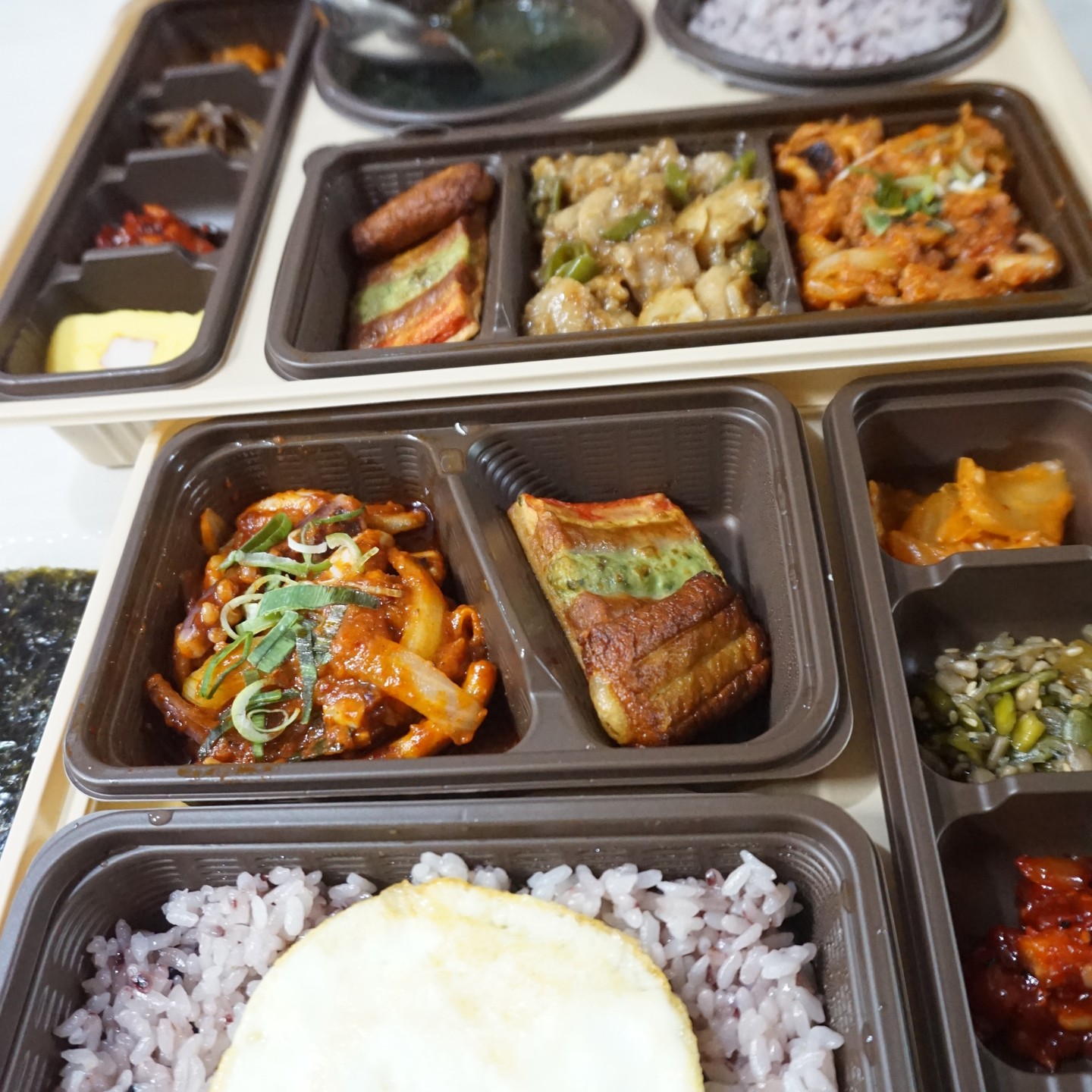 칠곡 태전동에 오픈한 본도시락
회사, 가정에서 즐기기 좋아요.
배달, 포장 다되고 단체도시락 주문도 추천합니다
#칠곡단체도시락 #태전동도시락 #칠곡본도시락 #본도시락 #쭈꾸미삼겹살마늘닭도시락 #매콤오징어볶음도시락 #태전동단체도시락 #맞팔