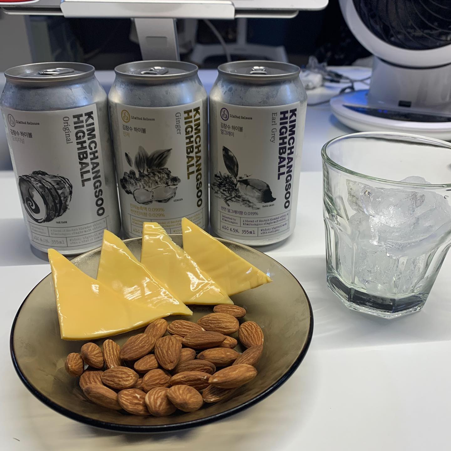 #협찬 kabrewbeer kimchangsoodistillery
요즘 MZ세대에서 핫한 #하이볼 
하이볼! 술집에 가야만 먹을 수 있는 것이 아닙니다!

가까운 GS25, GS더프레시에서 한국 대표 위스키 장인 김창수와 1세대 수제맥주 #카브루 의 콜라보로 탄생한 #김창수하이볼 을 만나볼 수 있습니다.

김창수 하이볼은 오리지널, 얼그레이, 진저 3가지 맛으로 취향대로 즐길 수 있습니다.

이제 집에서도 간편하게 풍미 깊은 하이볼로 홈파티를 즐겨보세요.

#김창수위스키 #편의점신상 #GS25신상 #하이볼추천 #하슐랭