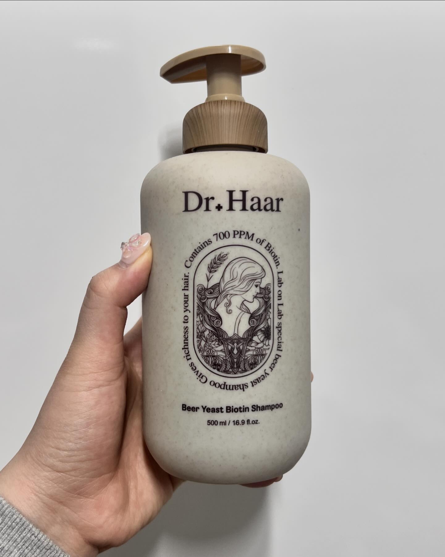 안녕하세요, 20대 친구들! 오늘은 독일 맥주효모와 비오틴이 풍부한 탈모 완화 샴푸를 소개해드리려고 합니다. 이 샴푸는 정말 특별한데요, 독일산 맥주효모 추출물과 비오틴이 풍부하게 함유되어 있어 두피부터 모발 끝까지 영양을 듬뿍 공급해줍니다. 또한 동의보감에 근거한 육미지황 성분이 배합되어 두피 건강을 지켜주고 탈모 증상 완화에 도움을 줍니다. 😍✨

식약처 인증 기능성 성분 함유로 탈모 증상 완화에 도움을 줄 수 있어요. 💪 EWG 1등급 코코베타인 자연유래 계면활성제 사용으로 미세하고 풍성한 거품이 두피 각질을 부드럽게 딥클렌징 해줍니다. 🛀 저자극 약산성 포뮬러로 편안한 두피 컨디션을 유지해줘요. 🌿🚿 알러젠 프리 향료를 사용하여 안심하고 사용할 수 있습니다. 🌸🌱 거품이 풍성하고 쫀쫀한 제형이 특징이에요. 🛁💦

제품 사용 후기: 이 샴푸를 사용하고 나서 두피가 편안해지고 모발이 부드러워졌어요. 거품이 풍성하고 쫀쫀해서 두피 클렌징이 잘 되는 것 같아요. 또한 맥주효모와 비오틴 성분이 모발 건강에 도움을 주는 것 같아 만족스러워요. 탈모 증상도 점차 개선되는 것 같아 앞으로도 계속 사용할 예정이에요. 🌟👍