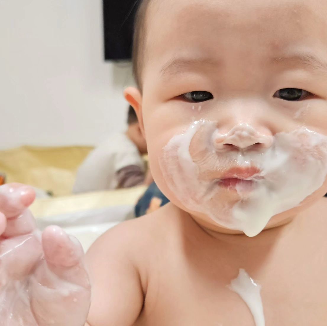 오빠는 뒤에서 #모래놀이
동생은 앞에서 #요거트촉감놀이 

추울까봐 집온도 높히고
온풍기 틀고

너희랑 있으면
오늘이 내 생일인지도 
잊어버린다😂😂😂

연휴동안 즐겁게 놀아보쟈!
비록 엄마 아빠가
감기걸려서 골골거려도
열심히..놀아줄게😂😂😂

아 오늘 린이
새로운 개인기!
만세를 발견했다.
짝짝꿍에 이어 만세!🙌