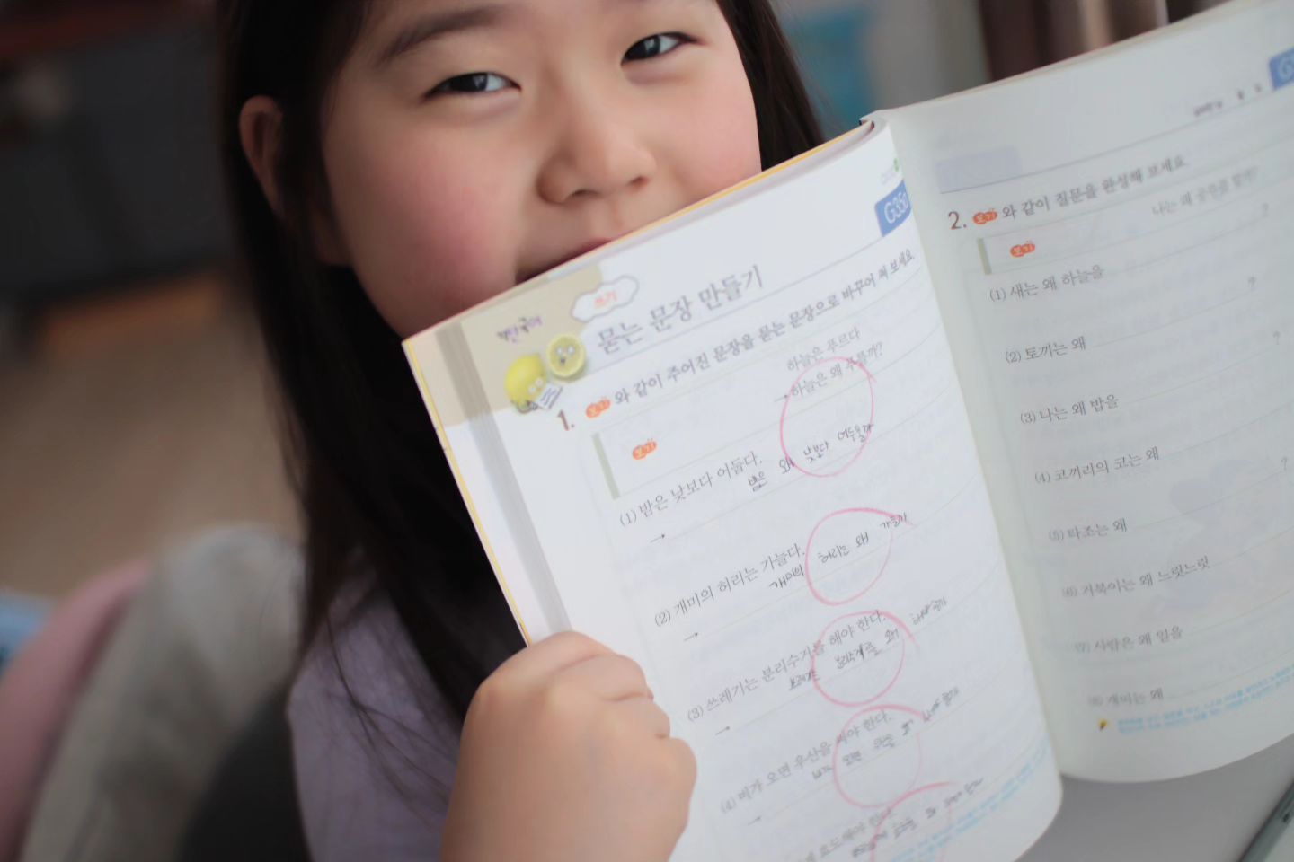 #도서제공 #서포터즈
방학한지 일주일밖에 안됐는데 나는 왜 내일모레 
개학할것 같은 그런 느낌인건지 모르겠네 '-';
그래도 엄마랑 하기로 한 숙제 열심히 해주고 있는
우리 딸들에게 감사함을 느끼면서~
오늘도 열심히 풀고 있는 #기탄국어 랍니다. 
-
사실 국어문제집이라고 하면 대부분은 그냥 
#독해문제집 을 제일 먼저 생각하게 되는데요. 
읽기, 말하기, 생각하기, 비슷한말, 서술형등 정말
다양한 영역으로 나뉘어져 있어서 매일매일 정해진 양만
잘 풀어주면 여러가지 도움이 되는 기탄이라 역시 
좋은것 같아요!!+_+ 좋구나~~
-
#초등국어학습지 찾고 계신다면 요거 어떠신지요?!
예비 #초3 이라서 3.4학년꺼 하고 있는데 가끔은
엄마가 풀어서 말해줘야함.. '-';;; ㅎ
-
gitan_official_ 
-
-
#초등국어#국어문제집 #문해력#기초탄탄
#단계별학습#홈스쿨한글#홈스쿨국어
#겨울방학학습지#기탄교육#누리과정
#교과연계#국어문제집추천