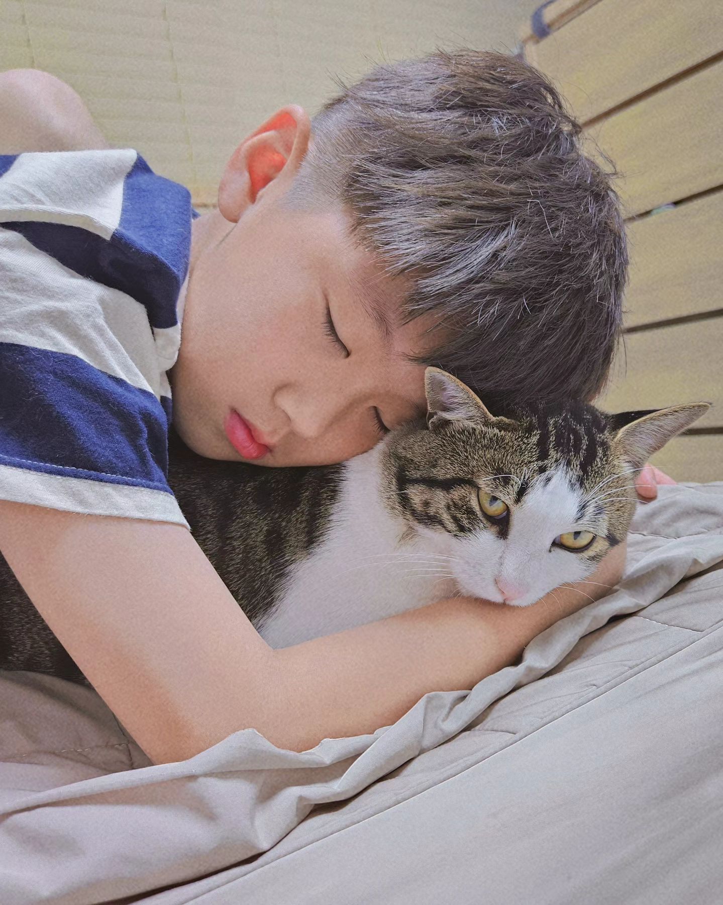 그린이는 지환이가 요로캐 안아주면 젤 좋아해요 :)
저렇게 있다 스르르 잠들기도.. 

아이 이쁜 둘🩶