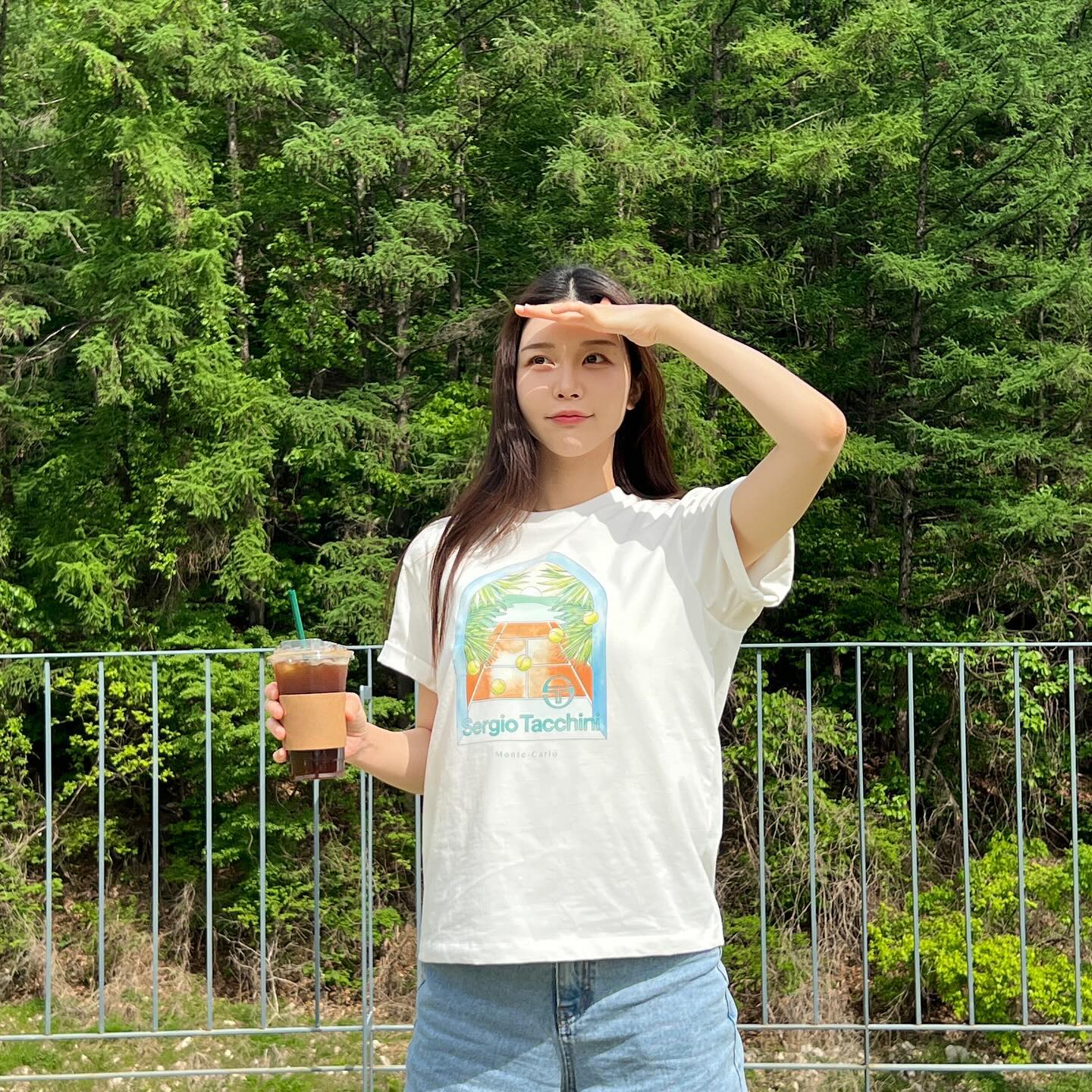 초록초록한 배경과 너무 잘 어울렸던 세르지오 타키니💚🪽
이 날 27도 까지 올랐었는데 흡수력이 뛰어난 냉감 소재의 기능성 소재로 쾌적하고 시원한 착용할 수 있었어요 🍧
모나코의 아름답고 여유로운 풍경에 영감을 받은 ‘Monte Carlo’ 라인은 몬테카를로 마스터스 공식 스폰서사인 세르지오 타키니만의 헤리티지 라인 
깔끔하면서도 어디에나 잘 어울리는 디자인이라 데일리룩으로 추천해요💚🌱

#sergiotacchini #세르지오타키니 #타키니크루 #테니스 #테니스룩 #반팔티셔츠 #반팔티 #여성반팔티 #몬테카를로 #리조트룩 #바캉스룩 #휴가룩