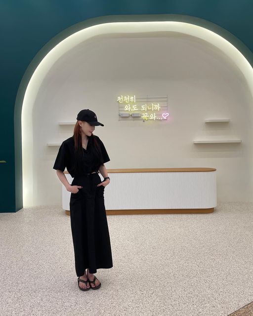 이솔유 on Instagram: "#광고 🏷까를로 직접 🧢착용 조절도 너무 편하고 솔유는 블랙을 너무 좋아해서 블랙으로 코디🖤 가볍고 친환경을 생각하는 볼캡이라서 그런지 너무 맘에 드네요😊 다