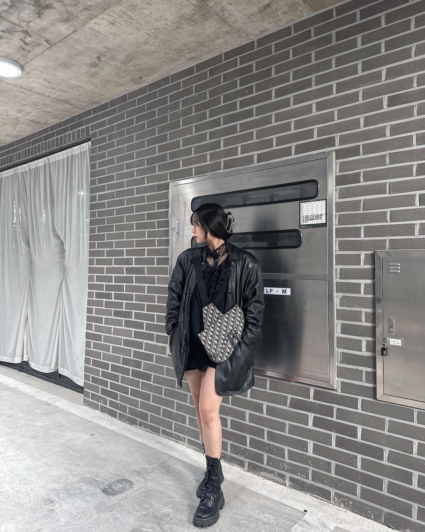 됼
#dior 
.
.
.
.
.
.
.
.
.
.
.
.
.
#이태원 #이태원데이트 #prada #mz #올블랙 #ootd #오늘의코디 #leathergoods #토요일데이트 #요즘코디 #likephoto #인스타룩 #룩북 #이태원데이트추천 #헤어모델 #카페추천 #좋반 #좋아요반사 #좋아요그램 #맞팔 #선팔맞 #인친환영 #instalike #likesforlike #likeforlikealways #followforfollowback #followtrain #korea #model