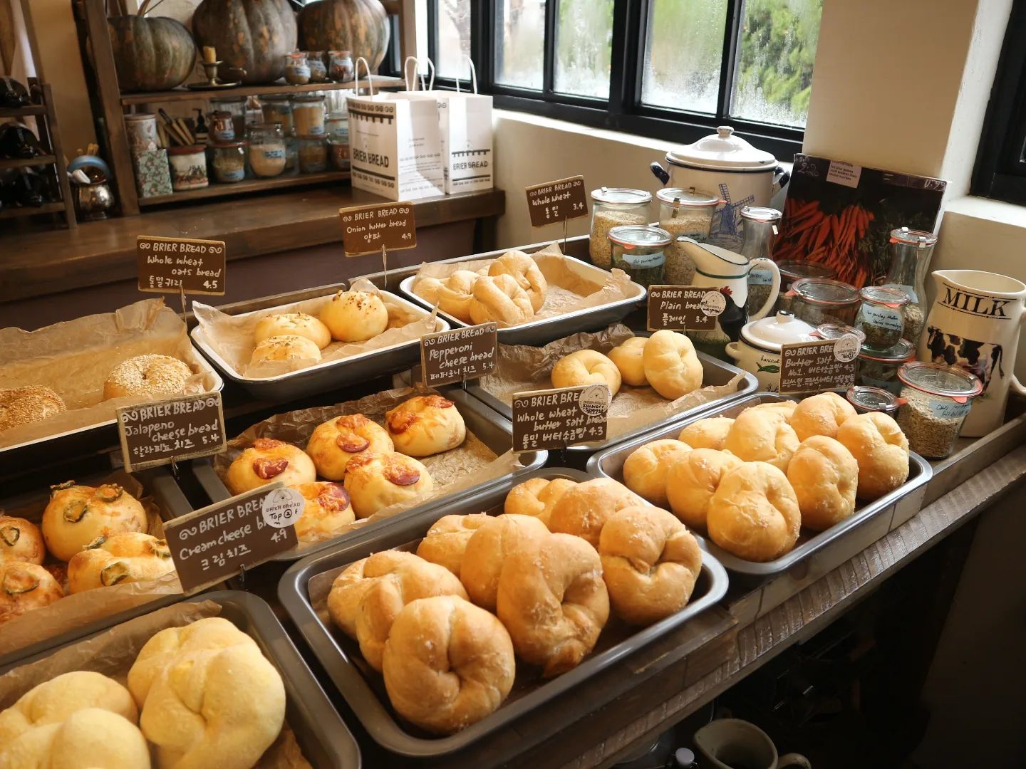 🥯브리에브레드_앞산 베이글 맛집

베이글킬러...🫣
요즘 베이글집 도장깨기하러 다니는 재미보는중🫶

다녀온곳은 앞산카페거리에 있는 베이글집!

브리에브레드
브리에가 반죽을 치대다라는 뜻으로 
매장에서 직접 만들고 구워 판매되는 베이글이 가득한곳.

프랑스밀,프랑스고메버터 사용해서 맛이 고소하고 담백해용.
보통 베이글은 반죽을 물에 데쳐 굽는편인데
여기는 브리에브레드만의 반죽을 통해 숙성후 바로 굽는다는점!
그래서 다른 베이글에 비하면
쫄깃한맛은 조금 덜하지만 담백한 빵맛을 더 느낄수 있어용.
먹고나면 속 더부룩한것도 덜해용.

일단 매장분위기가 너무 좋음!
유럽풍느낌의 아늑하고 예쁜 카페라 수다떨기도 좋고
소품들도 많아서 구경하는 재미도 있구용.

베이글종류가 많아서 커피랑 마시기 좋아용.

여기 커피도 맛있음🫶
오랜만에 빵과 커피 둘다 맛있는 곳이라 반가움
베이글 가격도 적당하고 
통실통실한 느낌의 베이글!

여긴 또 와야지🤍

주차장은 별도로 없고, 골목주차 해야되는 부분!
반려동물 동반입장가능!
마감시간이 다른곳에 비해 빠른편이에용. 

✔️오트라떼 (오리저널)
✔️바닐라빈라떼
✔️크림치즈베이글,페퍼로니 트리플치즈 베이글

✔️대구 남구 현충로7길 7 브리에브레드
✔️영업시간 09:00 ~ 18:00
✔️주차장없음
✔️반려동물입장가능

#브리에브레드 
#앞산카페거리 
#앞산카페추천
#대구베이글맛집 
#대구베이글
#베이글맛집
#앞산맛집
#앞산카페
#대구카페
