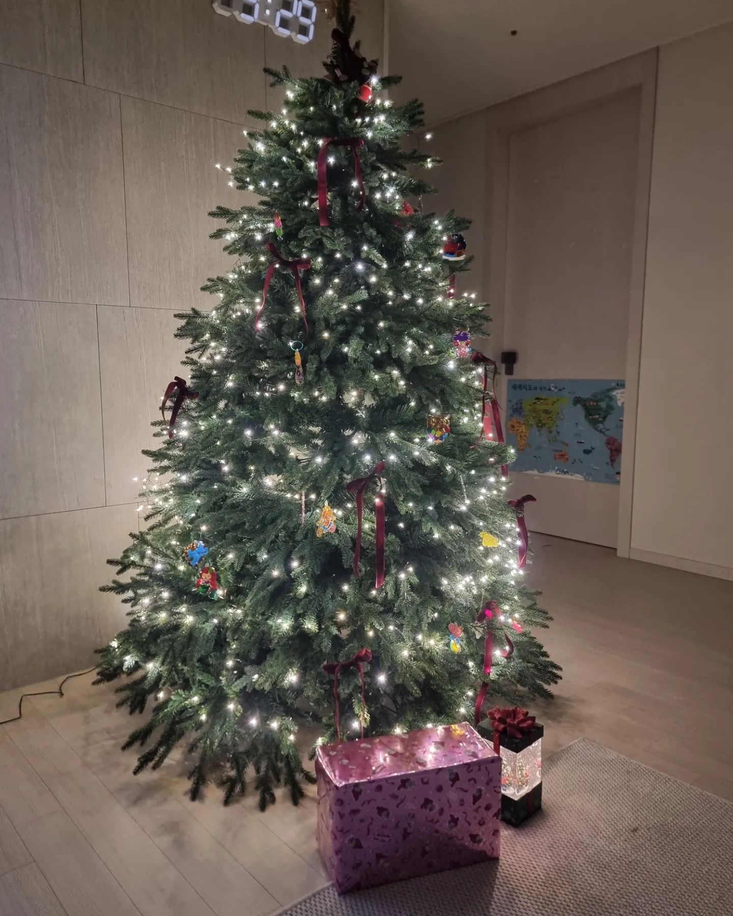 이번 크리스마스는 아보드트리가 다했다🌲❤️
화이트 크리스마스 덕분에 썰매도 타고 눈사람도 만들고 너무나 즐거운 연휴를 보낸 우리집 6살 언니🤗 직접 만들어온 케이크가 사온 4만원짜리 케이크 보다 맛있다니...ㅋㅋ
방학에는 또 뭐하지...?🤪

#육아 #일상 #아보드트리 #merrychristmas #겨울방학