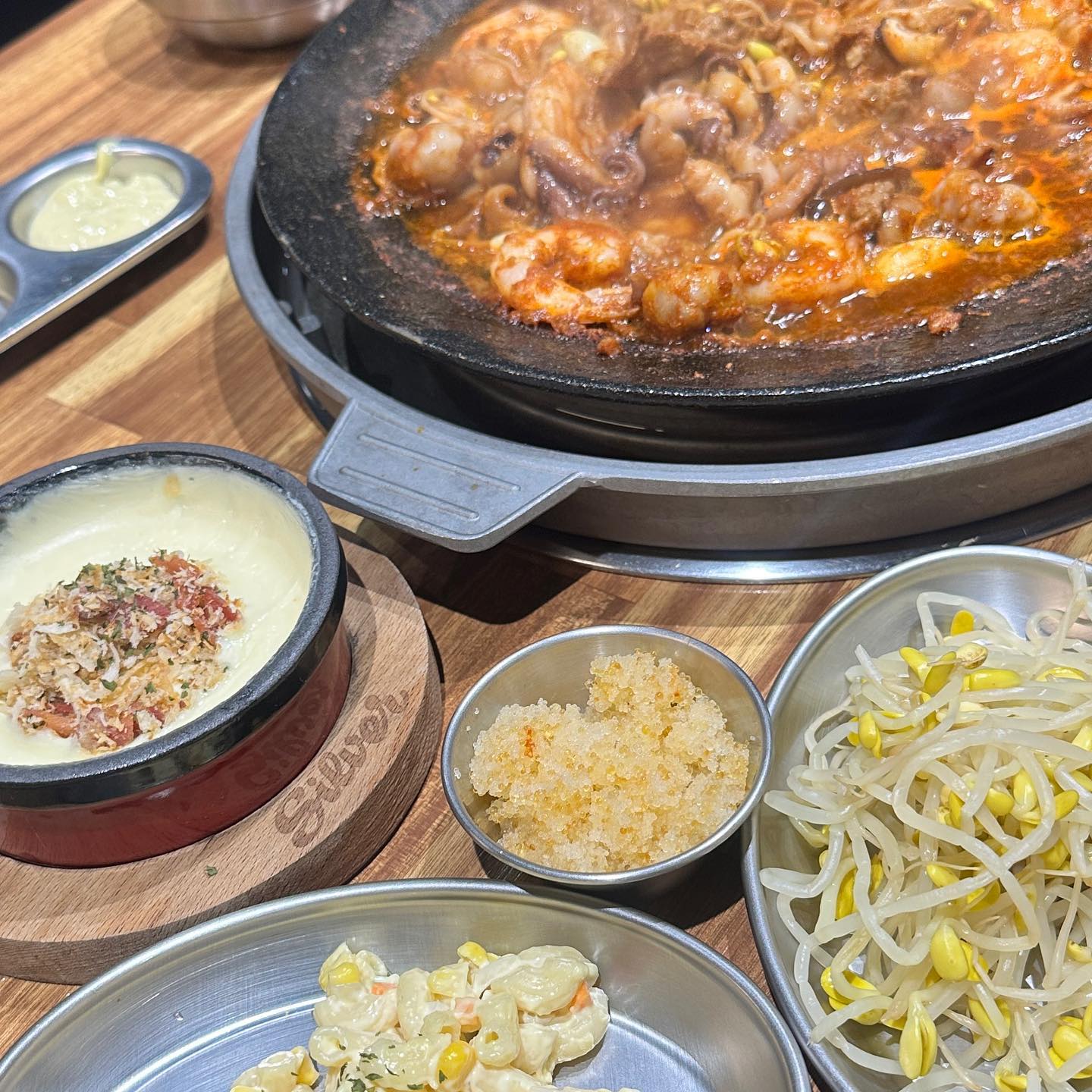 #협찬 

선릉역 맛집!! 쭈꾸미 맛집! <쭈꾸미공장 선릉점>에 다녀왔어요!!🐙

철판쭈꾸미,쭈꾸미삼겹,쭈꾸미차돌,쭈댥삼,쭈닭새,쭈꾸미새우 등등 엄청 많이 있어서 고르기 힘들었지만 새우를 좋아해서 쭈꾸미새우에 차돌 추가!

기본 소스도 너무 맛있어보이지만 치즈퐁듀는 포기할 수가 없어서 추가!!🙈

기본 소스로 와사비마요,마요가 나오는데 이게 왤캐 맛있는지 여기에 추가로 치즈퐁듀 한숟가락 넣어서 깻잎에 쭈꾸미,새우,차돌,통나물 넣어서 따뜻한 밥과 함께 먹으니깐 진짜 눈이 커지는 맛이에요! 먹으면서 계속 와 맛있다 이러면서 먹었어요!!

콩나물국이 기본으로 나와서 느끼함을 잘 잡아주는거 같아요! 

맵기도 조절 가능해서 모든분들이 즐기실 수 있어요!! 🙊

마지막으로 볶음밥을 시켜먹었는데 와 왜이리 다 맛있죠. 제가 이전에 단골로 가던 쭈꾸미보다 훨씬 더 맛있어서 맛집 저장해놨습니다 ㅎㅎ

사장님,직원분들 너무 친절하세요 완전 최고!!👍🏻👍🏻
다음에 또 갈게요!! 

📍서울 강남구 선릉로86길 44-5 지상 1층 101호

.
.
.
.
.

#협찬 #쭈꾸미공장 #선릉역맛집 #선릉맛집 #서울쭈꾸미맛집 #쭈꾸미맛집 #대치동맛집 #대치맛집 #쭈꾸미덮밥 #철판쭈꾸미맛집 #대치동쭈꾸미 #강남쭈꾸미맛집 #대치동맛집 #강남맛집