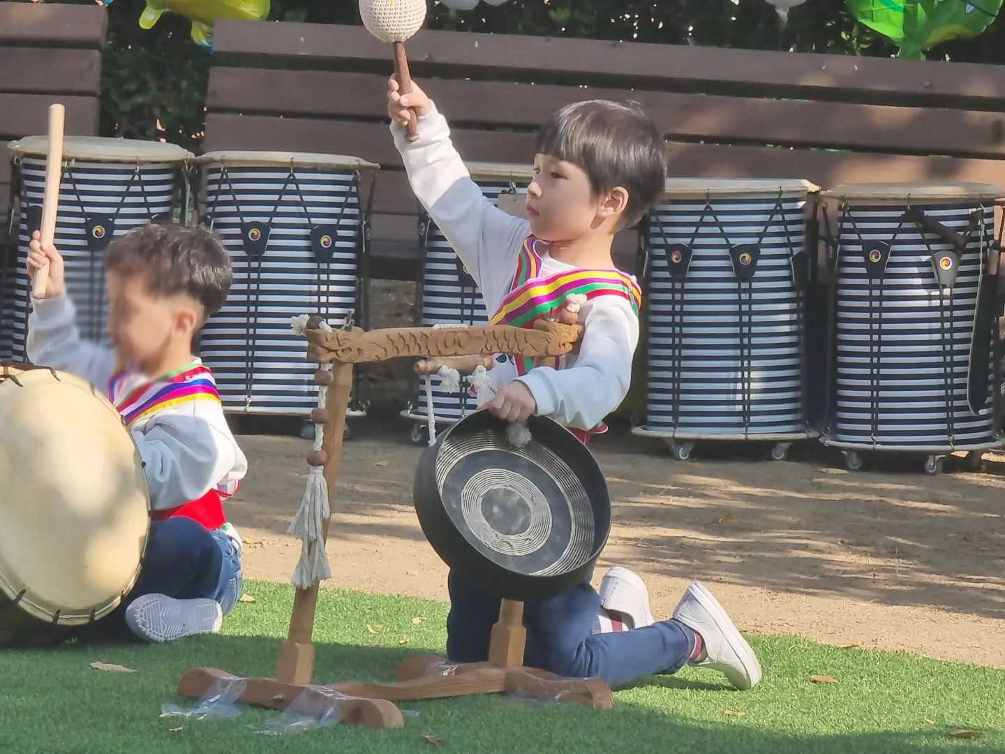 거의 두 달 동안 준비한
어린이집 공원버스킹
멋지게 잘 하는 모습에 엄마감격!!
아빠도 반차쓰고 출동한 보람 있네~
넘나 귀여웠어❤️

#어린이집장기자랑 #가을페스티벌 #한달동안고생한하남매들 #너희가최고야