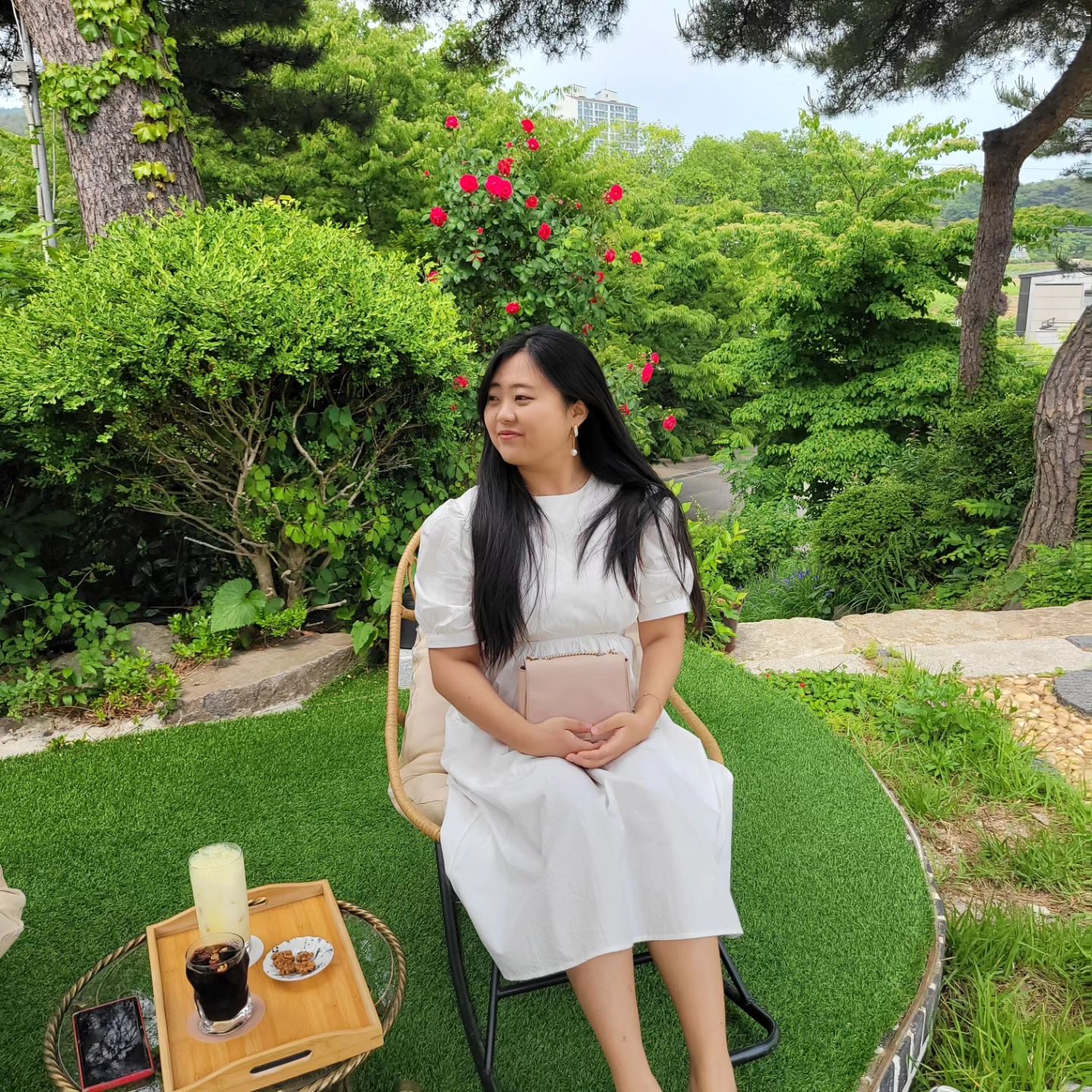 🎼24.05.25💓안예은&이무진 컬러풀콘서트💓
오빠 덕에 1열 직관 성공~❣️
지난번 데이브레이크랑 한 공연에선 무진이 텐션이 낮아서 조금 아쉬운 느낌이었는데 이번엔 완전 방방 넘너링 귀욥😍 역시 무진이는 애드립 듣는 맛에 라이브 듣지~ 근데 산책도 라이브로 함 들어보고 싶은데ㅜㅜ 의외로 쉼표가 진짜 너무 좋더라..❣️
안예은은 진짜 노래 너무너무 최고👍 창귀 실제로 들으니까 온몸에 소름이 쫙.. 마지막에 불꽃 나올 때 나오는지 모르고있다가 눈뜨고 화들짝 놀라는거 넘 졸귀ㅋㅋ
내가 너무 좋아하는 두 가수의 콜라보는 완벽했따👏👏
서산에 있지만 우리의 단골집이 되어버린 가게에서 하루의 마무리도 완벽했따👍
.
.
.
#이무진 #안예은 #컬러풀콘서트 #이무진콘서트 #안예은콘서트 #서산문화회관 #소나무아래 #라스트춘선서산 #서산여행 #서산카페 #서산맛집 #청않이못 #에피소드 #창귀 #상사화 #이무진안예은컬러풀콘서트