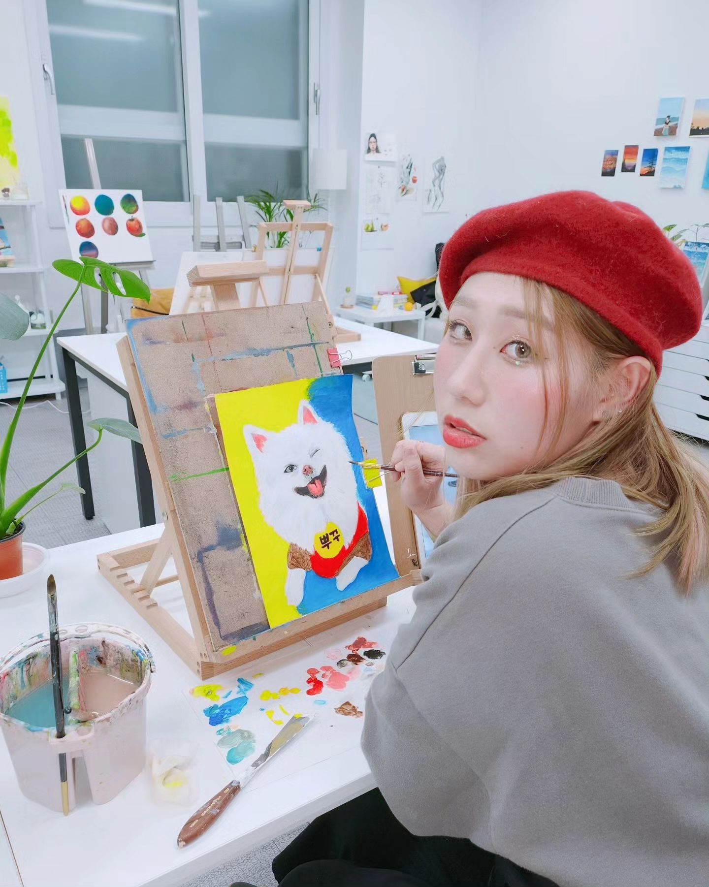 #협찬 

 학교 미술시간에 그림 몇 번 그려본 게 다인데 내가 반려동물을 잘 그릴 수 있을까 하는 걱정 반 기대 반으로 원 데이 클래스를 배워보게 되었습니다🥲

 처음에는 어떻게 그려야 할지 감도 안 잡혔는데 너무도 친절하시고 칭찬봇인 선생님 덕분에 집중해서 이쁜 그림 그릴 수 있었어요!! 어려운 부분은 바로바로 선생님이 도와주시고, 설명해 주셔서 끝까지 열심히 그릴 수 있었다는..🥲🥲

 저처럼 원 데이 클래스로도 배울 수 있지만  이후 클래스를 더 배워보고 싶으면 정규 수업으로도 가능하다고 하더라고요!

 너무 잘 가르쳐 주셔서 2시간이 순식간에 지나갈 정도로 너무도 재밌는 시간이에요 진짜 진심 최고.. 개인적으로 나중에 한번 더 배우고 싶었어요...😊😊❣️

#상봉데이트 #상봉취미 #성인취미미술 #원데이클래스 #수채화 #수채화클래스 #성인취미상봉역 #상봉취미미술 #중랑구 #그림공방 #그림화실 #드로잉 #반려동물