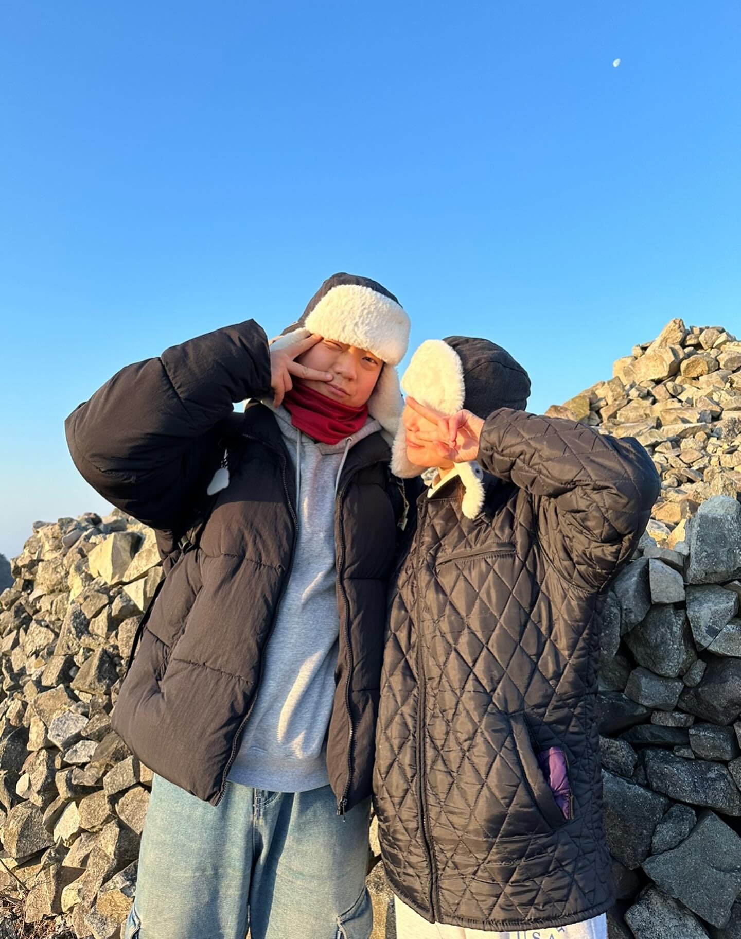 2024YEAR 🌅 

밤하늘에 별이 없어서 바닥을 봤는데
흙 속에서 반짝이는 별들이 수두룩하더라🌟

올해 이루고자 하는 것 하나씩 해가자🙏🏻

#백양산일출 #소원빌기 #해운대힐스파 
#한살더먹었다 #부산일출