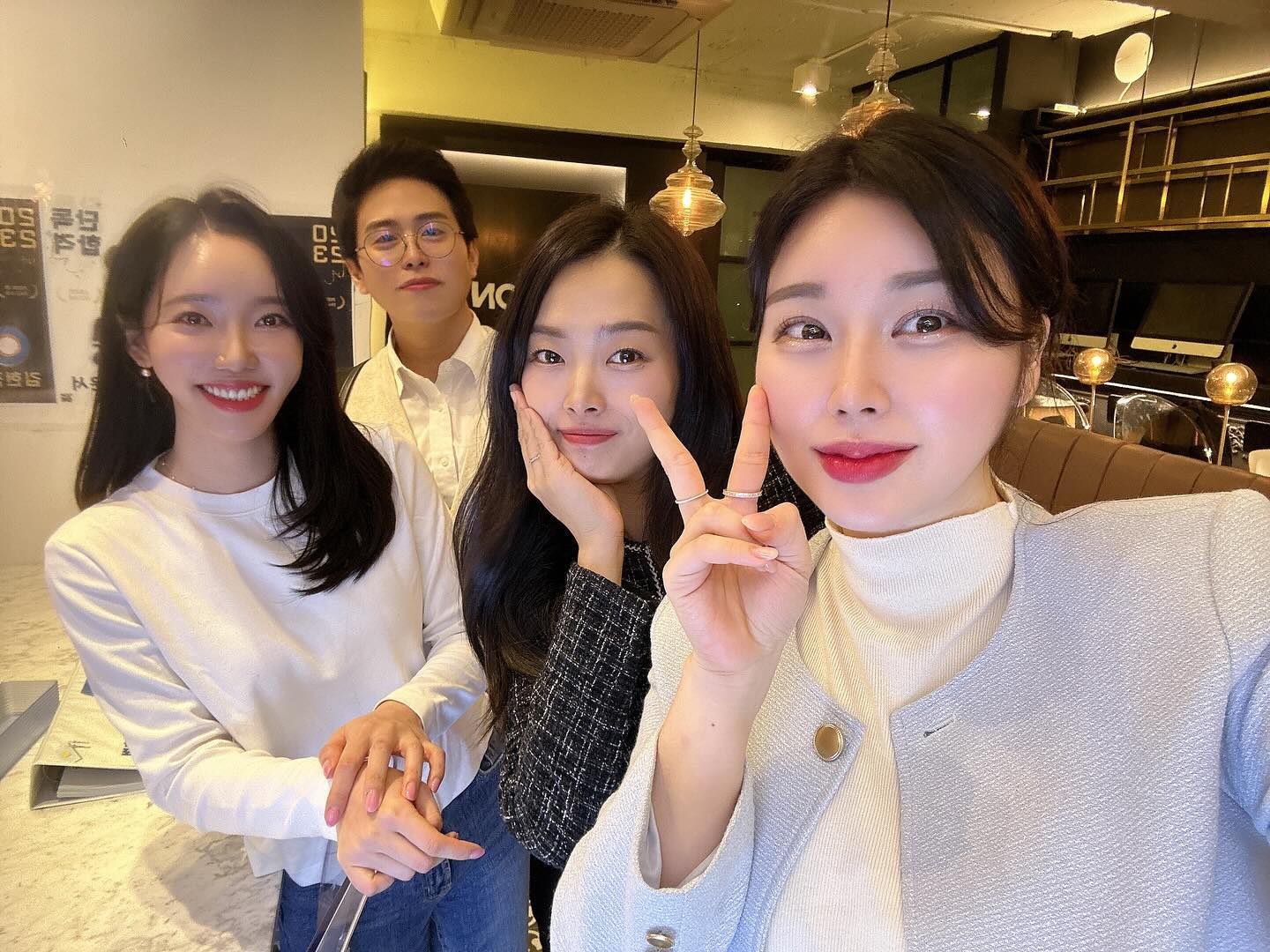 우리 동기들 
세달간 매주 만나다 못보면 
너무 보고싶을것 같아 🥲
이제 공식일정은 한번밖에 안남았지만
계속 서로 모니터링도 해주고 
종종 연락하며 지내자아 

#동기모임 #각양각색 #즐거웠어 #친구 #selfies #friends #today #instagram