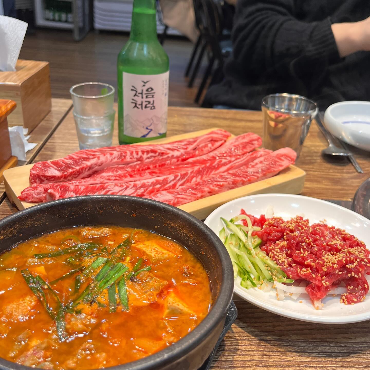 #협찬
우시장이 있어서 소고기집이
엄청 많은 독산동 동네에서도
세상 영롱한 소고기 퀄리티를
저렴한 가격에 먹을 수 있는
독산동 맛집, 한옥집숯불갈비😊
⠀
마감시간이 다 되어갈 때 까지
손님분들이 항상 많은 곳이에요
⠀
소갈비살을 주문하면
맛있는 소고기듬뿍 된장찌개에
육회까지 서비스로 나오는 곳👍🏻
⠀
반찬들도 하나같이 너무 맛있어서
주기적으로 찾게 되는 곳이에요
그만큼 단골도 많은 집이랍니다
⠀⠀
-——————
♥️ 02-867-8592
⠀
♥️ 영업시간
매일 11:30 - 22:00
브레이크타임 15:00 - 16:00
⠀
♥️ 서울 금천구 시흥대로141길 71 1층
-——————
#한옥집숯불갈비 #독산동맛집 #독산동소고기 #가산동맛집 #독산맛집 #금천구맛집 #금천구소고기 #독산동고기집 #독산동갈비 #독산동소갈비 #금천구소갈비 #금천구갈비 #맛스타그램 #먹스타그램 #먹팔 #맞팔 #술스타그램