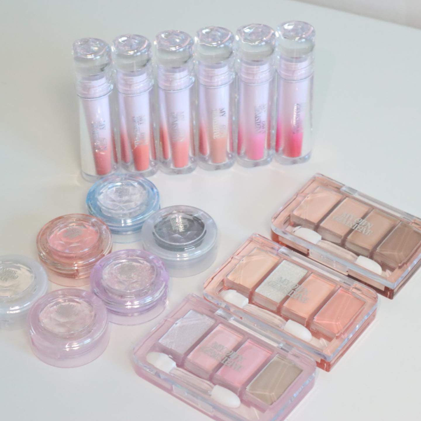 #광고
연말과 동시에 새해가 다가오면서
몽글몽글하면서도 빛나는 요즘인것같아요

이런때에 에뛰드에서 또 어마어마한 컬렉션이 나왔는데요
마이온잼스톤컬렉션은 우리의 소망과 기억의 탄생석이라는 
의미를가진 새해컬렉션인데 의미도 반짝반짝하게 
이뻐서 더욱 특별하더라구요!

플레이컬러아이즈- 쿨럭투유,행복대잔치,샤라웃투잼스톤
룩앳마이아이즈는 쉬머,마블글리터타입과 밤타입이이 하나있는데 글리터가 촤르르 너무이뻐서 버릴컬러가없었답니다 취향껏 !

저는 플레이컬러아이즈가 전색상이 모두 
무드있게 나와서 모두 데일리로 늘 사용하는 
팔레트로 소장했어요 :-)

새로운 새해컬렉션 마이온잼스톤이 출시되면서
네이버 신상위크로 12월18일부터 - 24일까지 
할인혜택이있어서 할인혜택 소식도 같이 공유해드려요 :)

〰️〰️〰️
✨플레이컬러아이즈 + 오버글로이틴트 구매 시, 
32,000 > 22,400(30%)+ 뉴이어 미니 보석함 증정

✨2만원 이상 구매 시, 지지플래닛 콜라보 스티커 증정

✨ 연말과 동시에 새해가 다가오면서
몽글몽글하면서도 빛나는 요즘인것같아요

✨섀룩앳마이아이즈 3개 구매시, 
19,500 > 13,650 (30%) +DIY 섀도우 팔레트 공용기 3구 증정

#광고 #에뛰드 #ETUDE #에뛰드잼스톤 #마이온잼스톤 #플레이컬러아이즈 #룩앳마이아이즈 #오버글로이틴트 #아이팔레트
#섀도우팔레트 #섀도우추천 #립추천